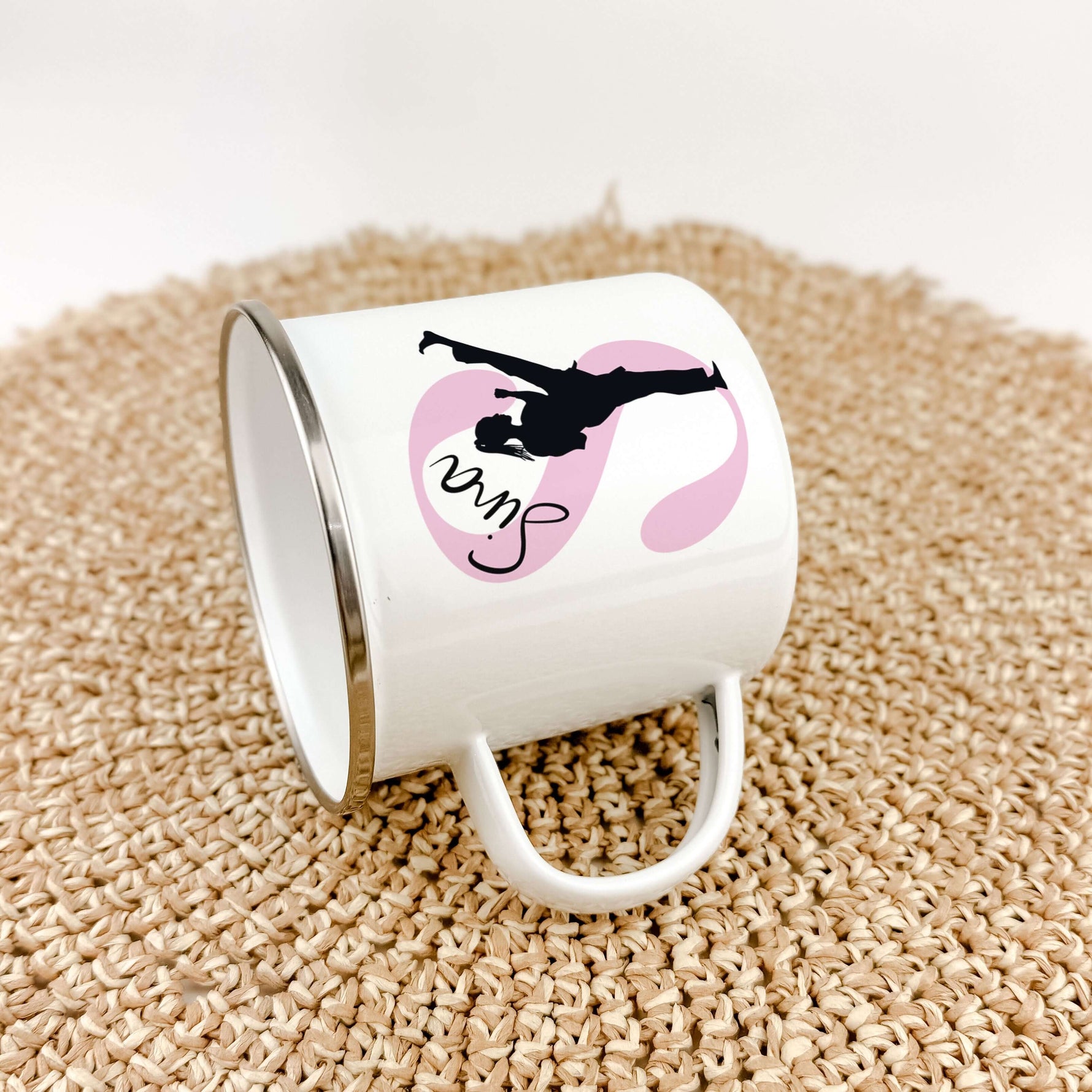 Emaille Tasse mit Namen Judo-famprints-Emaille Tasse-Entdecke die Emaille Tasse mit Namen Judo – der perfekte Begleiter für kleine Judoka! Mit dieser personalisierten Tasse kannst du nicht nur den Namen deines Kindes stolz zur Schau stellen, sondern auch