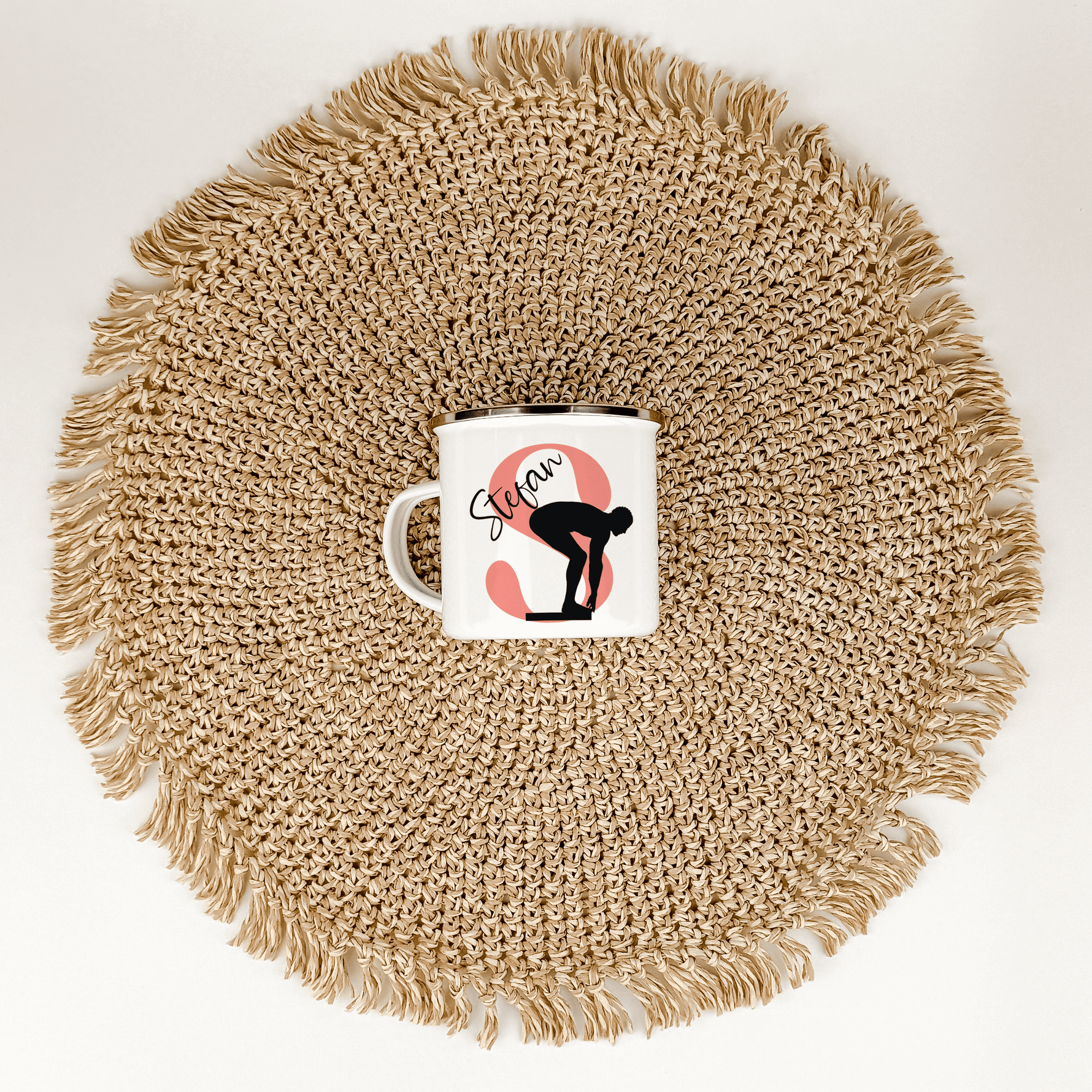 Emaille Tasse mit Namen Schwimmen-famprints-Emaille Tasse-Entdecke die perfekte Emaille Tasse für alle kleinen Schwimmfans! Diese personalisierte Tasse bringt nicht nur Freude, sondern auch eine ganz besondere Note in den Alltag. Stelle dir vor, wie dein