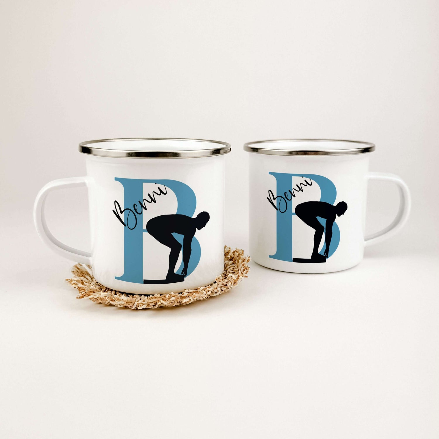 Emaille Tasse mit Namen Schwimmen-famprints-Emaille Tasse-Entdecke die perfekte Emaille Tasse für alle kleinen Schwimmfans! Diese personalisierte Tasse bringt nicht nur Freude, sondern auch eine ganz besondere Note in den Alltag. Stelle dir vor, wie dein