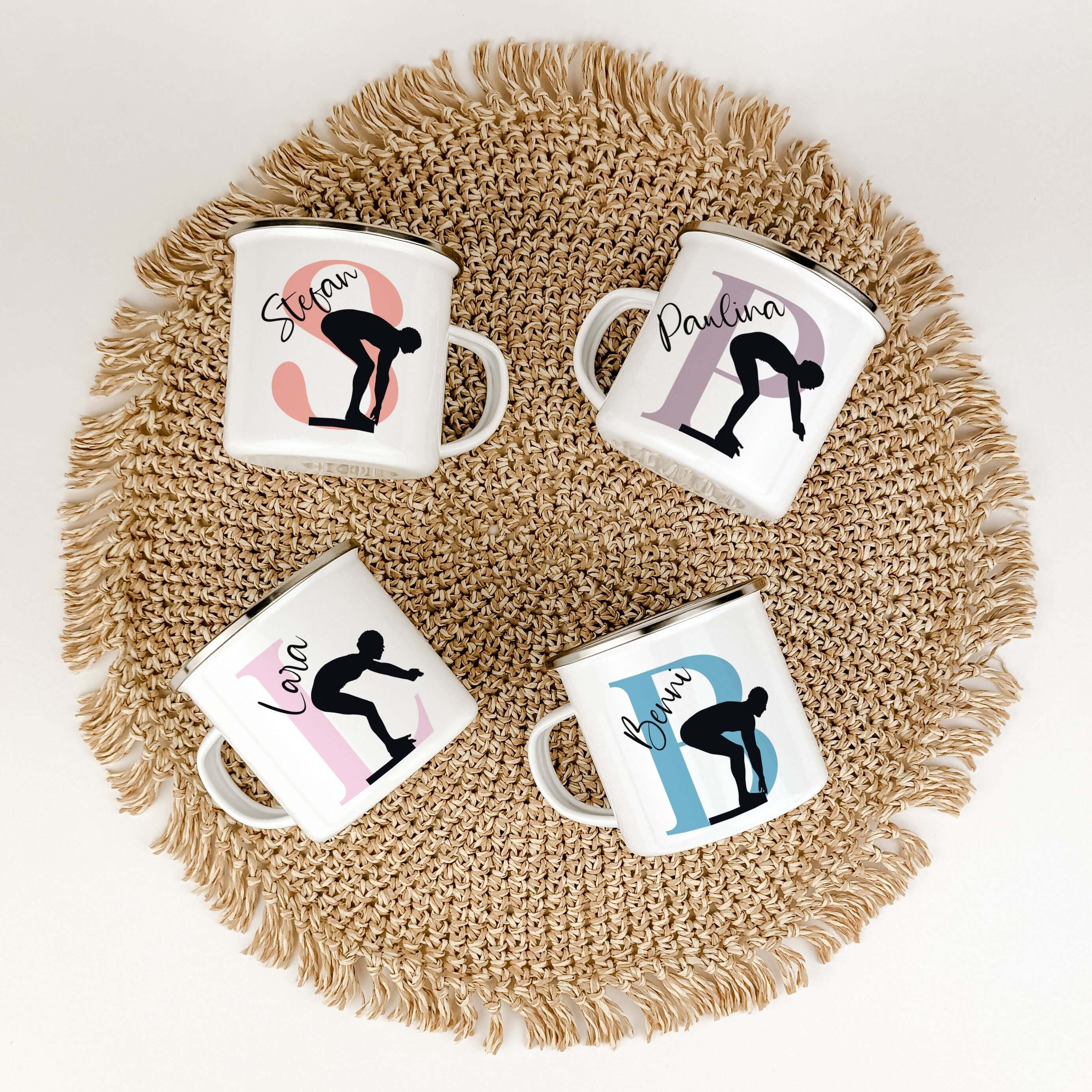 Emaille Tasse mit Namen Schwimmen-famprints-Emaille Tasse-Entdecke die perfekte Emaille Tasse für alle kleinen Schwimmfans! Diese personalisierte Tasse bringt nicht nur Freude, sondern auch eine ganz besondere Note in den Alltag. Stelle dir vor, wie dein