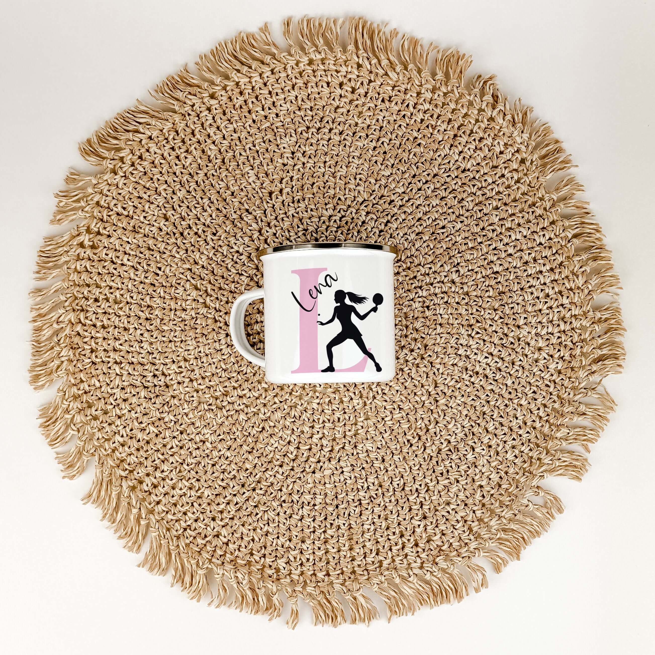 Emaille Tasse mit Namen Tischtennis-famprints-Emaille Tasse-Entdecke die perfekte Emaille Tasse für Tischtennis-Liebhaber! Mit dieser individuell gestaltbaren Tasse bringst du nicht nur Farbe in deinen Alltag, sondern schaffst auch ein einzigartiges Gesch