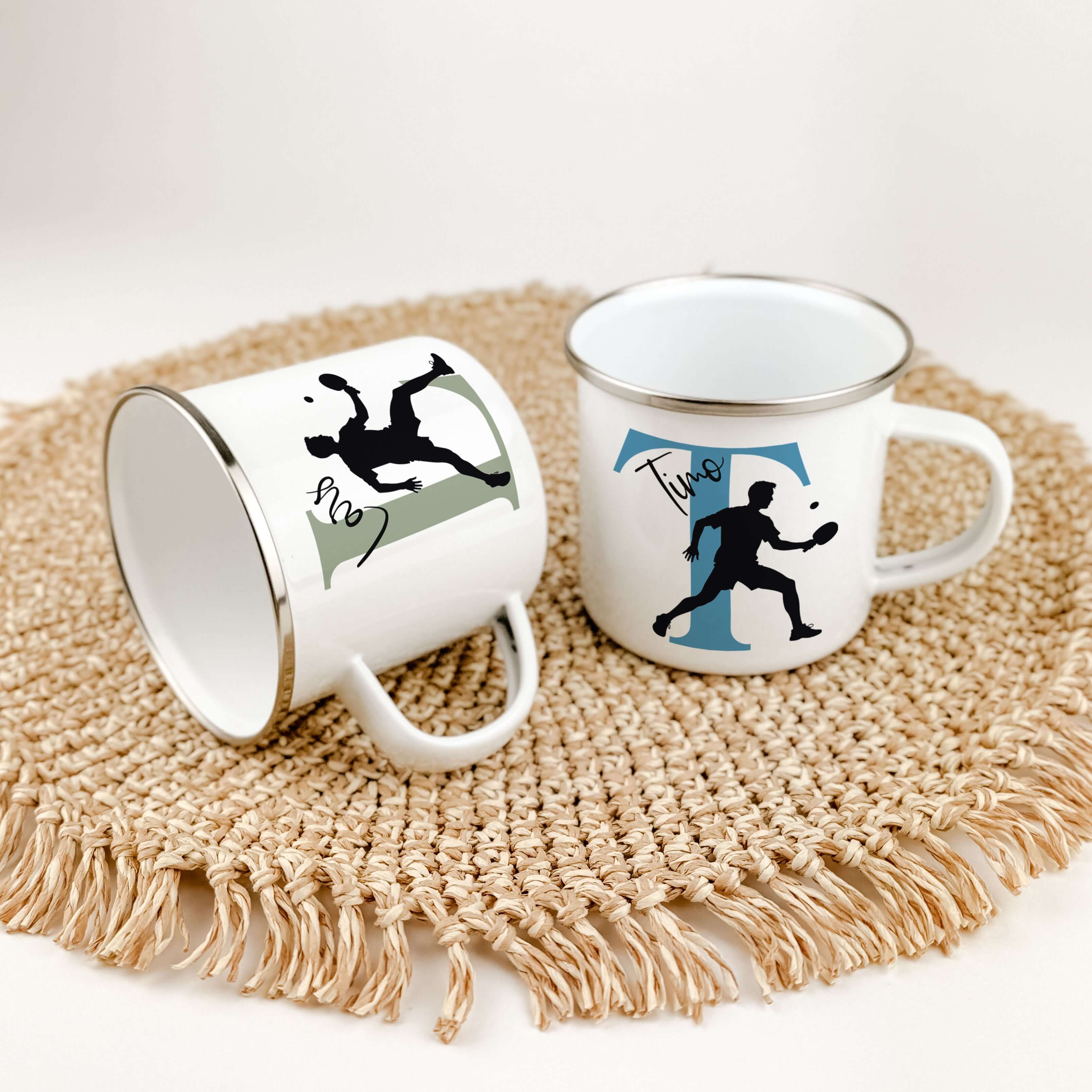 Emaille Tasse mit Namen Tischtennis-famprints-Emaille Tasse-Entdecke die perfekte Emaille Tasse für Tischtennis-Liebhaber! Mit dieser individuell gestaltbaren Tasse bringst du nicht nur Farbe in deinen Alltag, sondern schaffst auch ein einzigartiges Gesch