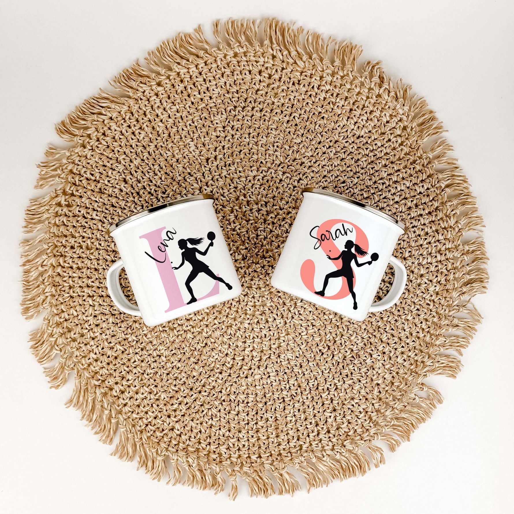 Emaille Tasse mit Namen Tischtennis-famprints-Emaille Tasse-Entdecke die perfekte Emaille Tasse für Tischtennis-Liebhaber! Mit dieser individuell gestaltbaren Tasse bringst du nicht nur Farbe in deinen Alltag, sondern schaffst auch ein einzigartiges Gesch
