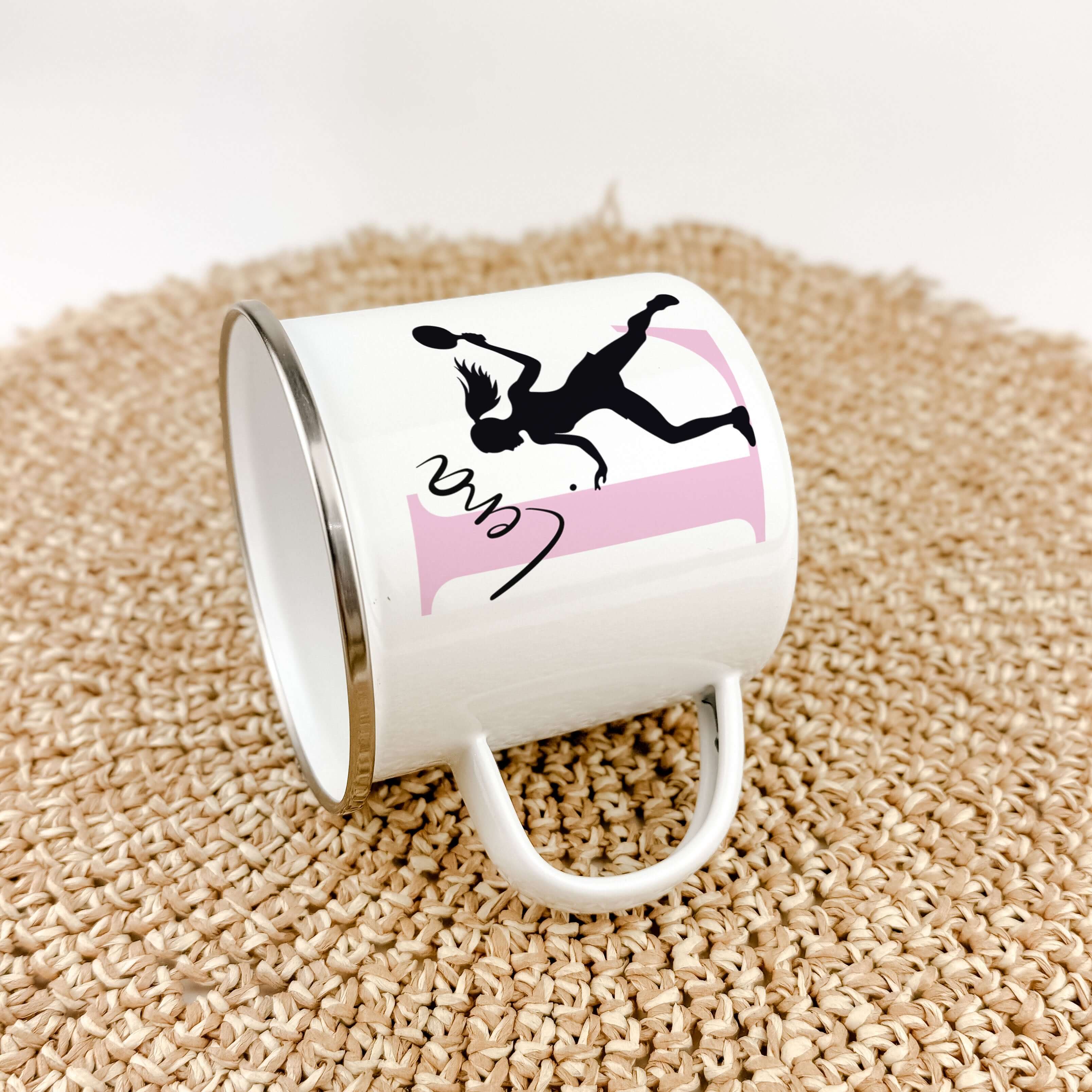 Emaille Tasse mit Namen Tischtennis-famprints-Emaille Tasse-Entdecke die perfekte Emaille Tasse für Tischtennis-Liebhaber! Mit dieser individuell gestaltbaren Tasse bringst du nicht nur Farbe in deinen Alltag, sondern schaffst auch ein einzigartiges Gesch