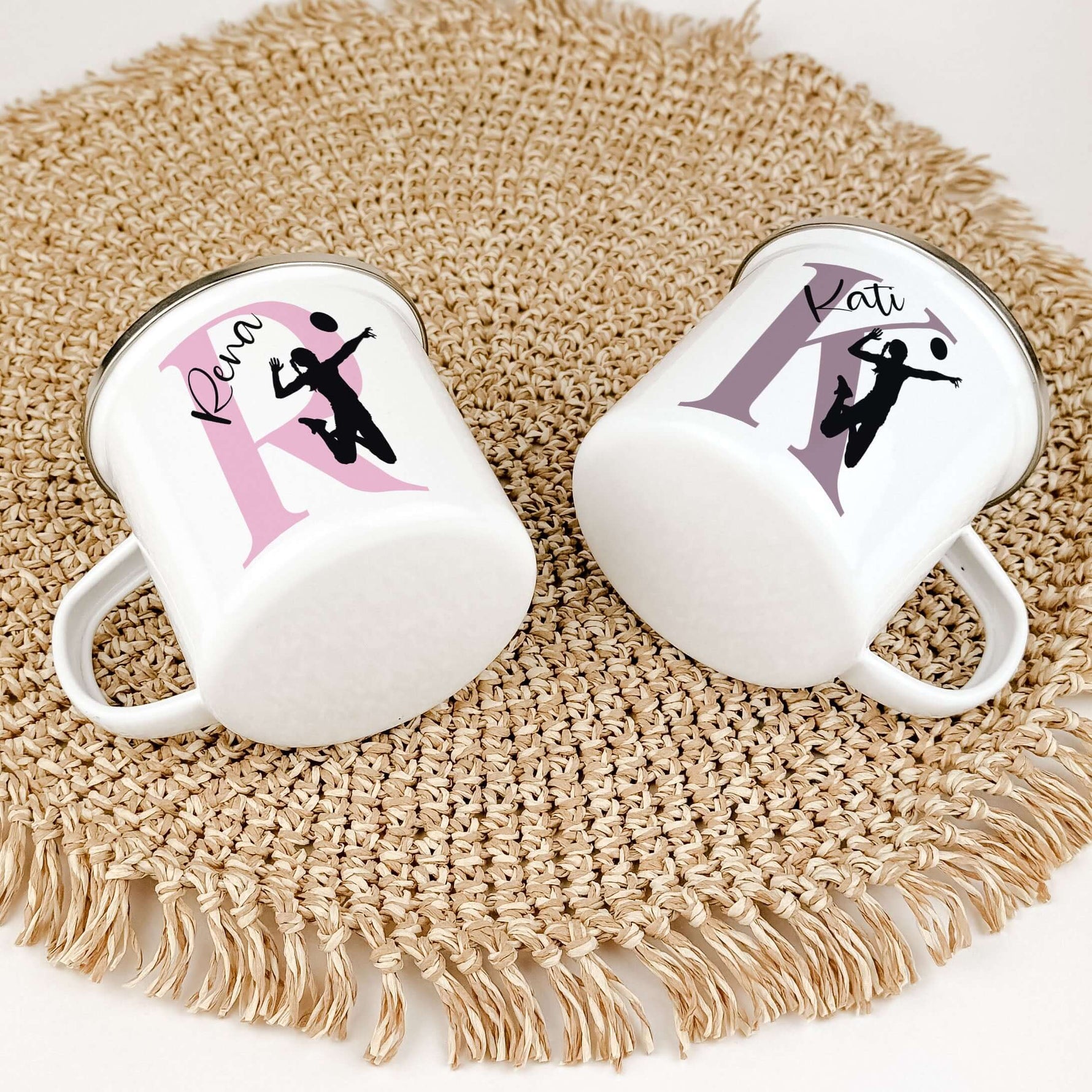 Emaille Tasse mit Namen Volleyball-famprints-Emaille Tasse-Entdecke die perfekte Kombination aus Individualität und Leidenschaft mit unserer personalisierten Emaille Tasse für Volleyball-Fans! Diese einzigartige Tasse ist nicht nur ein praktischer Begleit