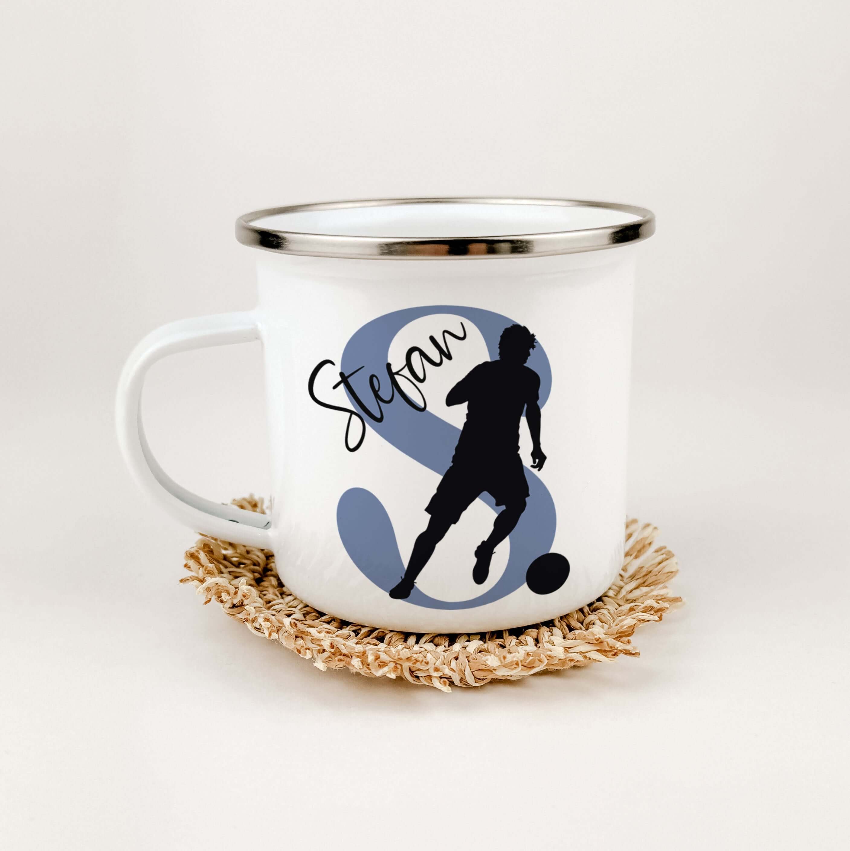 Emaille Tasse mit Namen Fußball-famprints-Emaille Tasse-Entdecke die perfekte Emaille Tasse für kleine Fußballfans – ein individuelles Geschenk, das Freude und Begeisterung weckt! Mit dieser personalisierten Tasse bringst du nicht nur ein Lächeln auf die