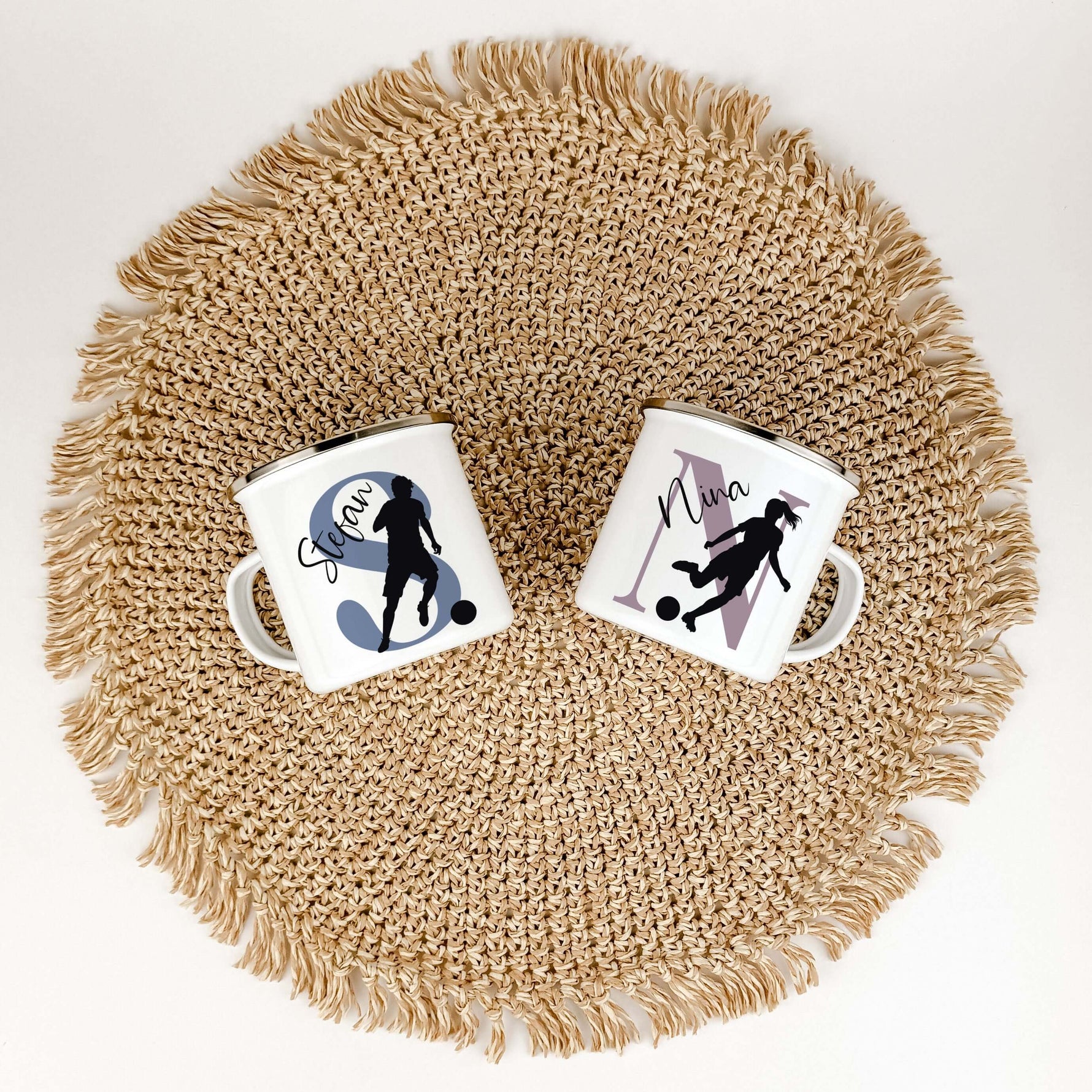 Emaille Tasse mit Namen Fußball-famprints-Emaille Tasse-Entdecke die perfekte Emaille Tasse für kleine Fußballfans – ein individuelles Geschenk, das Freude und Begeisterung weckt! Mit dieser personalisierten Tasse bringst du nicht nur ein Lächeln auf die