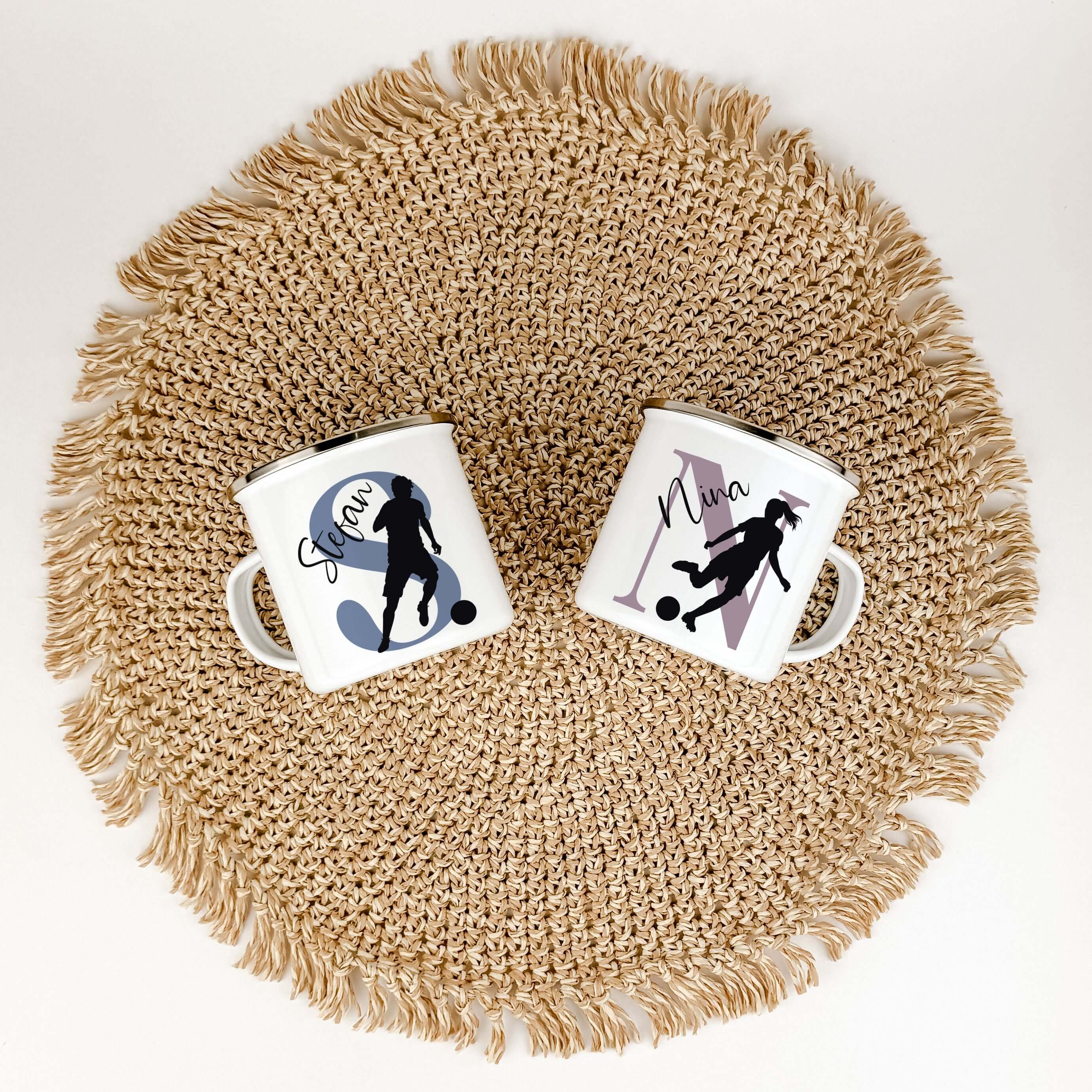 Emaille Tasse mit Namen Fußball-famprints-Emaille Tasse-Entdecke die perfekte Emaille Tasse für kleine Fußballfans – ein individuelles Geschenk, das Freude und Begeisterung weckt! Mit dieser personalisierten Tasse bringst du nicht nur ein Lächeln auf die