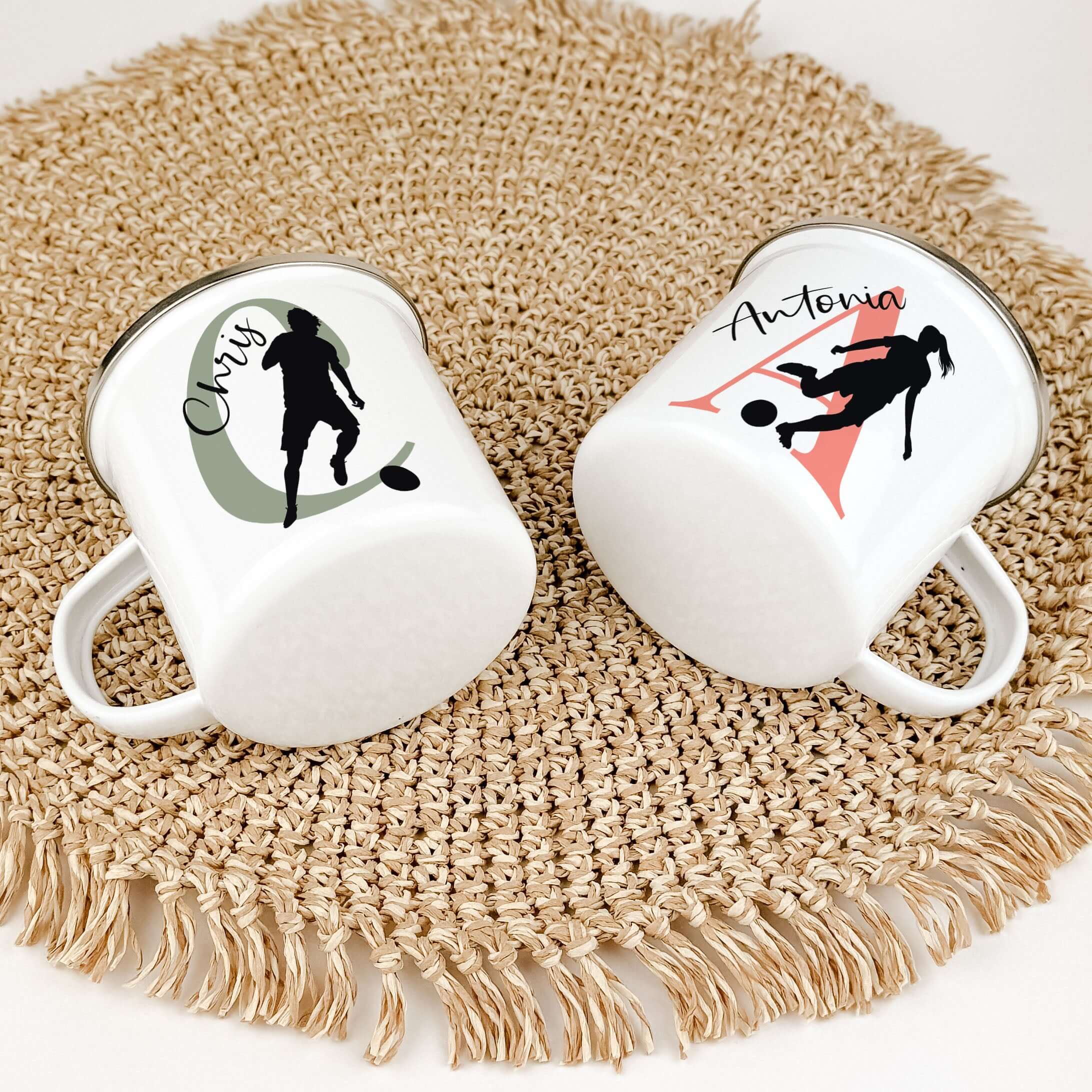 Emaille Tasse mit Namen Fußball-famprints-Emaille Tasse-Entdecke die perfekte Emaille Tasse für kleine Fußballfans – ein individuelles Geschenk, das Freude und Begeisterung weckt! Mit dieser personalisierten Tasse bringst du nicht nur ein Lächeln auf die