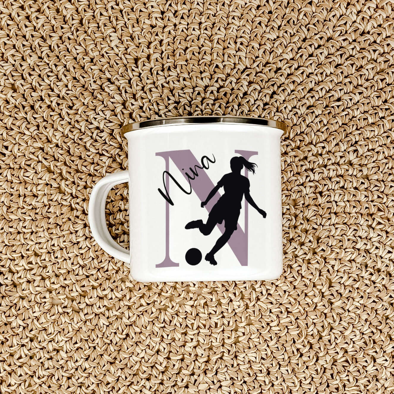 Emaille Tasse mit Namen Fußball-famprints-Emaille Tasse-Entdecke die perfekte Emaille Tasse für kleine Fußballfans – ein individuelles Geschenk, das Freude und Begeisterung weckt! Mit dieser personalisierten Tasse bringst du nicht nur ein Lächeln auf die