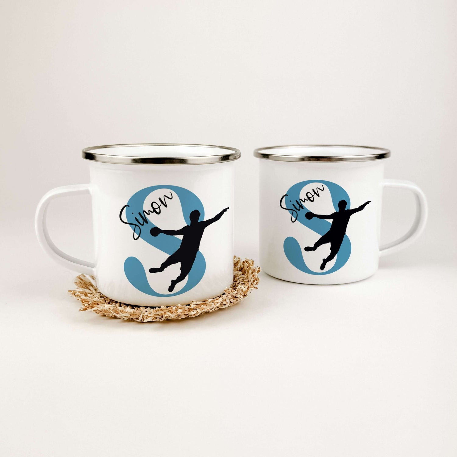 Emaille Tasse mit Namen Handball-famprints-Emaille Tasse-Entdecke die Emaille Tasse mit Namen Handball – das perfekte Geschenk für kleine Handballfans! Diese personalisierte Tasse bringt Freude in den Alltag und sorgt für ein Lächeln bei jedem Schluck. Mi