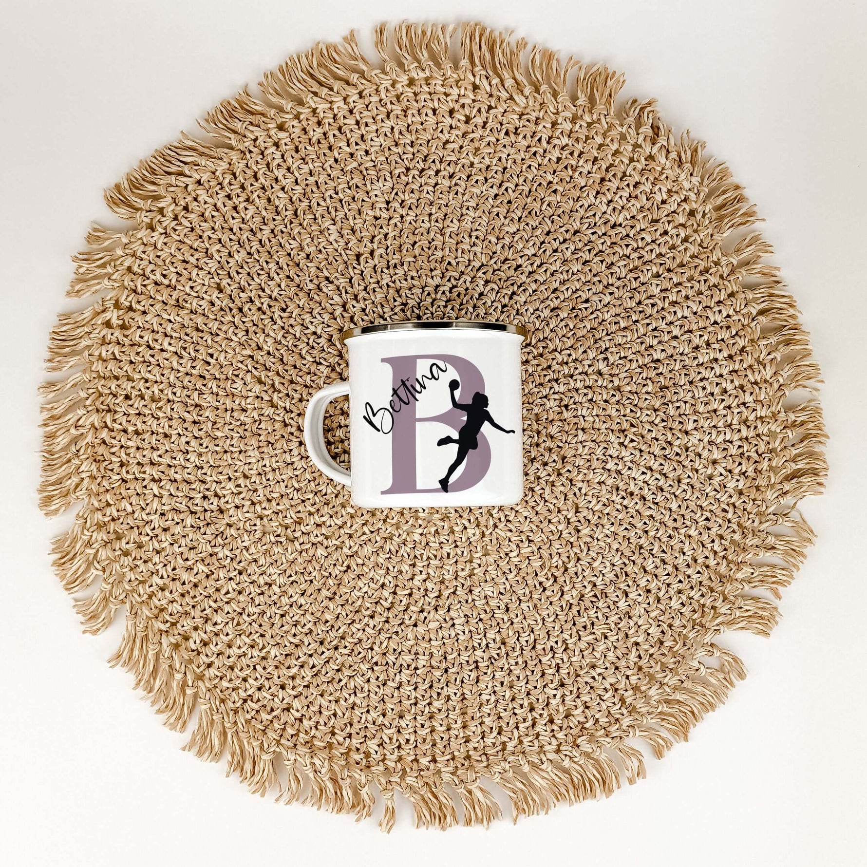 Emaille Tasse mit Namen Handball-famprints-Emaille Tasse-Entdecke die Emaille Tasse mit Namen Handball – das perfekte Geschenk für kleine Handballfans! Diese personalisierte Tasse bringt Freude in den Alltag und sorgt für ein Lächeln bei jedem Schluck. Mi