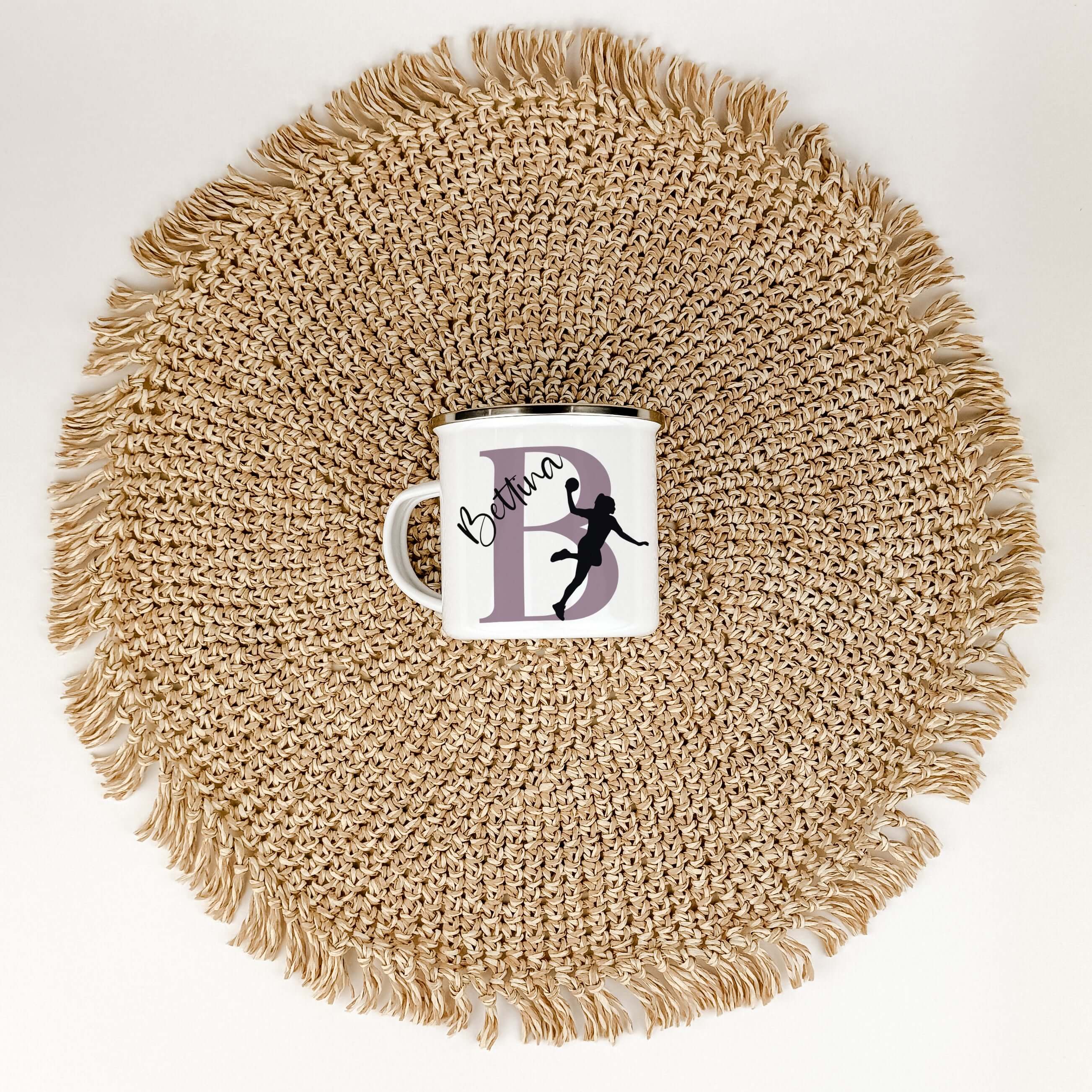 Emaille Tasse mit Namen Handball-famprints-Emaille Tasse-Entdecke die Emaille Tasse mit Namen Handball – das perfekte Geschenk für kleine Handballfans! Diese personalisierte Tasse bringt Freude in den Alltag und sorgt für ein Lächeln bei jedem Schluck. Mi