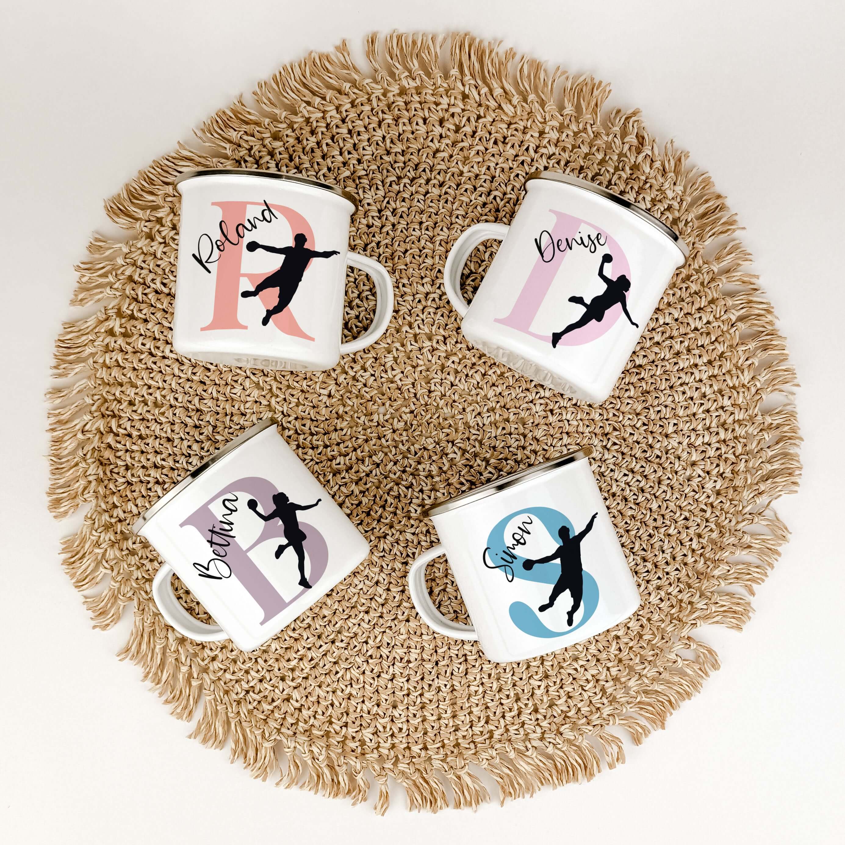 Emaille Tasse mit Namen Handball-famprints-Emaille Tasse-Entdecke die Emaille Tasse mit Namen Handball – das perfekte Geschenk für kleine Handballfans! Diese personalisierte Tasse bringt Freude in den Alltag und sorgt für ein Lächeln bei jedem Schluck. Mi