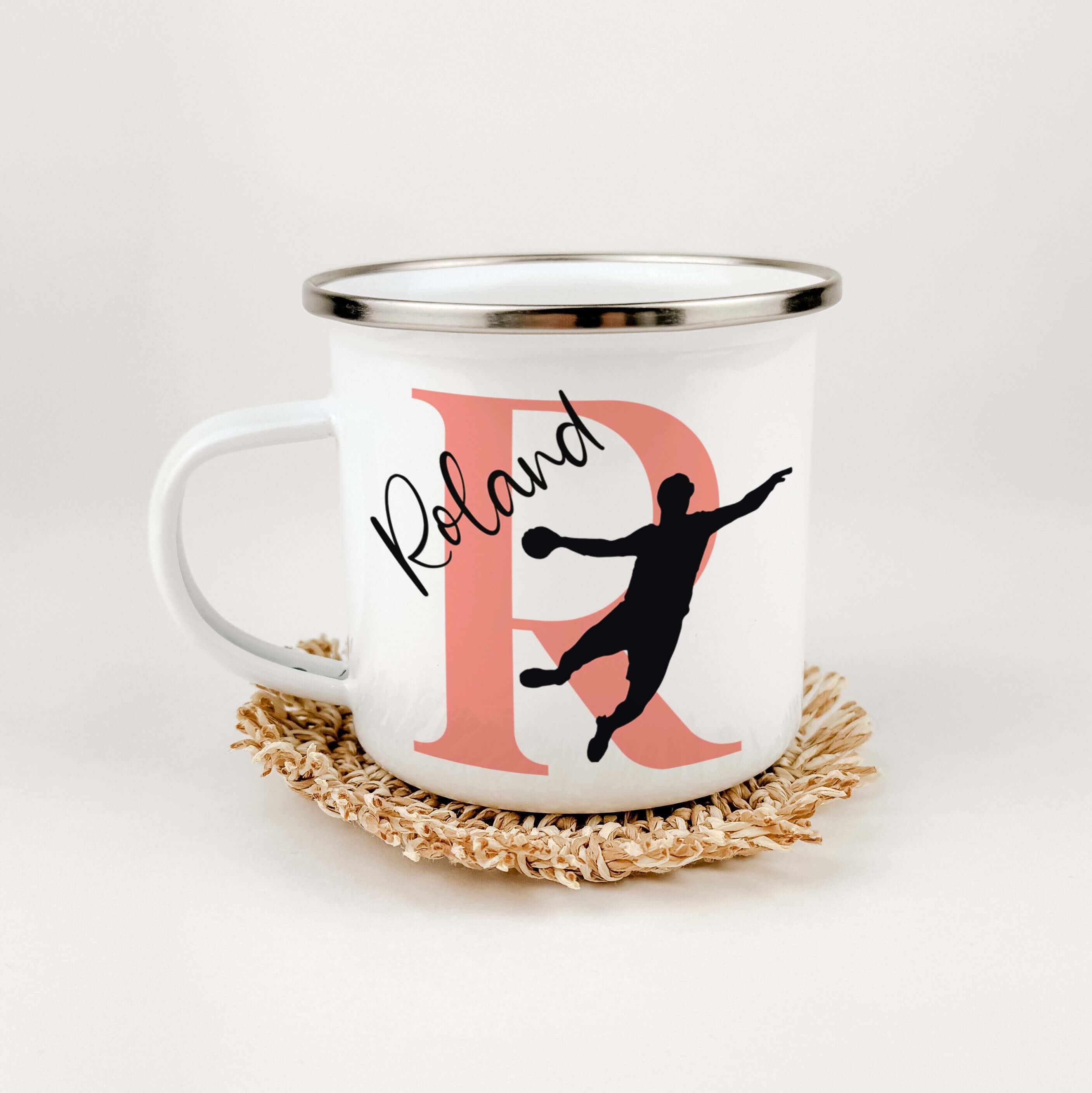 Emaille Tasse mit Namen Handball-famprints-Emaille Tasse-Entdecke die Emaille Tasse mit Namen Handball – das perfekte Geschenk für kleine Handballfans! Diese personalisierte Tasse bringt Freude in den Alltag und sorgt für ein Lächeln bei jedem Schluck. Mi