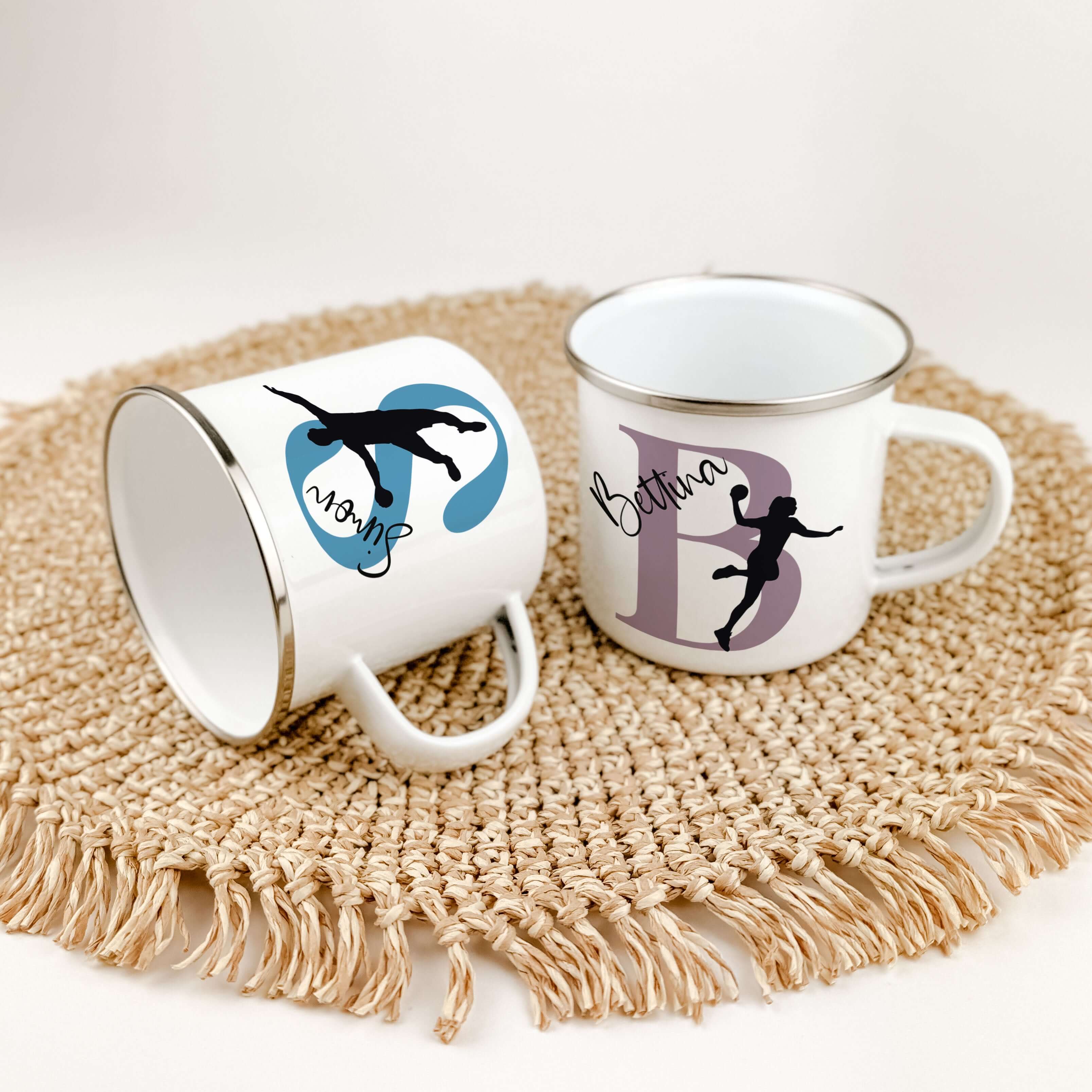 Emaille Tasse mit Namen Handball-famprints-Emaille Tasse-Entdecke die Emaille Tasse mit Namen Handball – das perfekte Geschenk für kleine Handballfans! Diese personalisierte Tasse bringt Freude in den Alltag und sorgt für ein Lächeln bei jedem Schluck. Mi