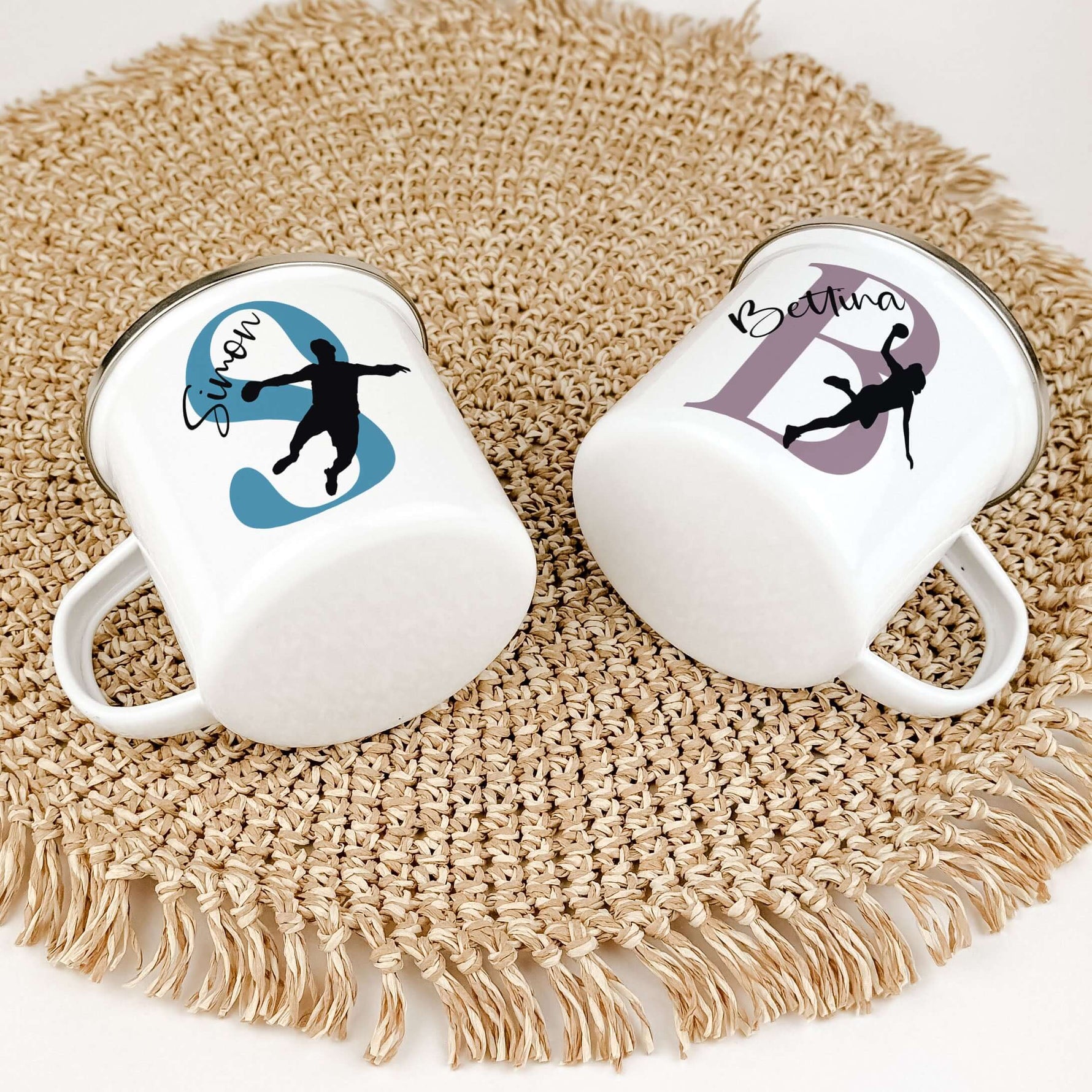 Emaille Tasse mit Namen Handball-famprints-Emaille Tasse-Entdecke die Emaille Tasse mit Namen Handball – das perfekte Geschenk für kleine Handballfans! Diese personalisierte Tasse bringt Freude in den Alltag und sorgt für ein Lächeln bei jedem Schluck. Mi