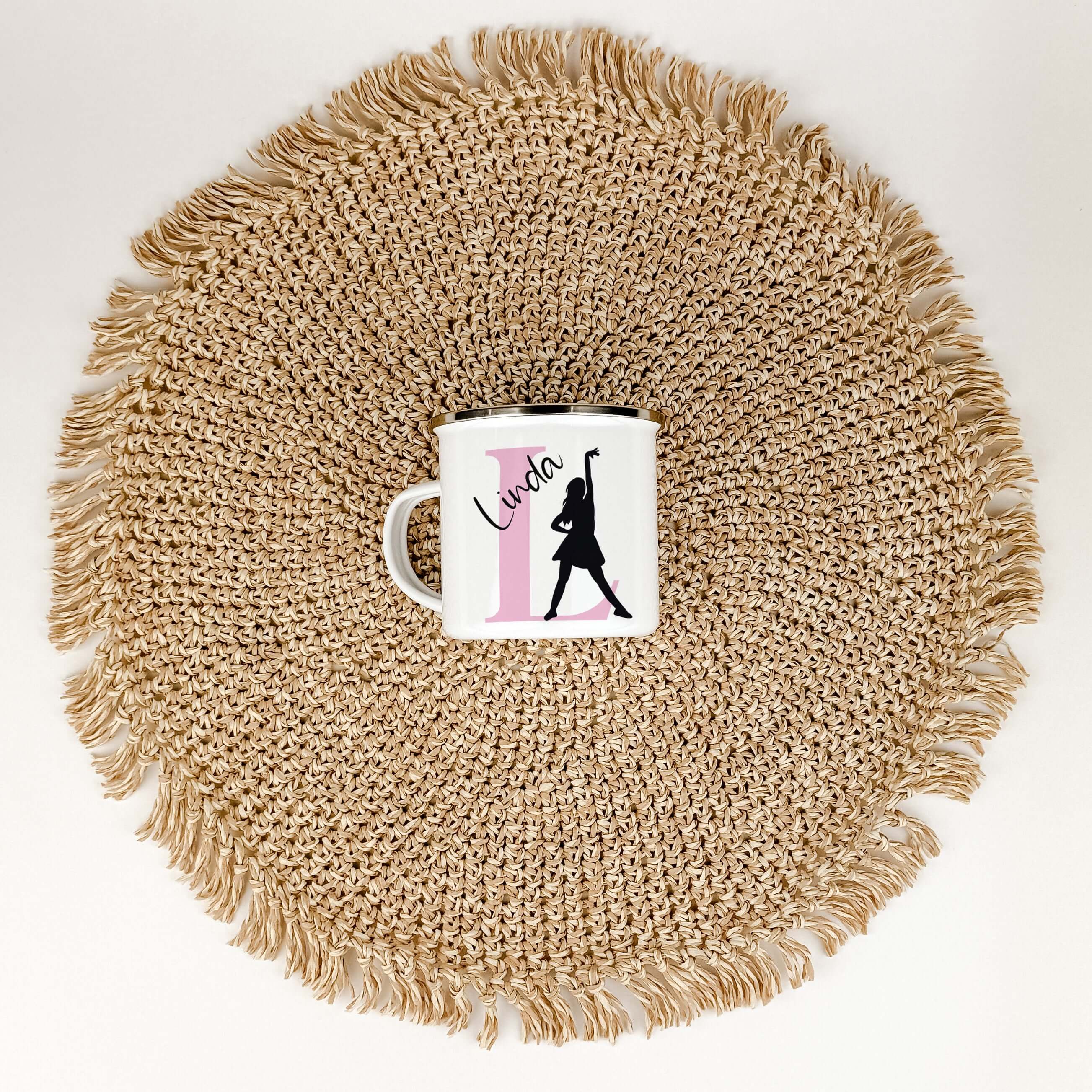 Emaille Tasse mit Namen Tanzen-famprints-Emaille Tasse-Entdecke die Emaille Tasse mit Namen Tanzen – das perfekte Geschenk für junge Tanzbegeisterte! Diese personalisierte Tasse bringt nicht nur Freude, sondern sorgt auch dafür, dass jeder Schluck aus ihr