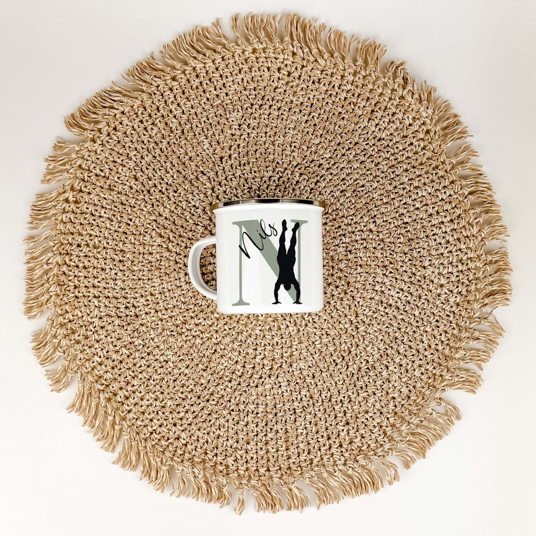 Emaille Tasse mit Namen Turnen-famprints-Emaille Tasse-Entdecke die Emaille Tasse mit Namen Turnen – das perfekte Geschenk für junge Turnerinnen und Turner! Mit dieser personalisierten Tasse bringst du nicht nur Freude, sondern auch einen Hauch von Indivi