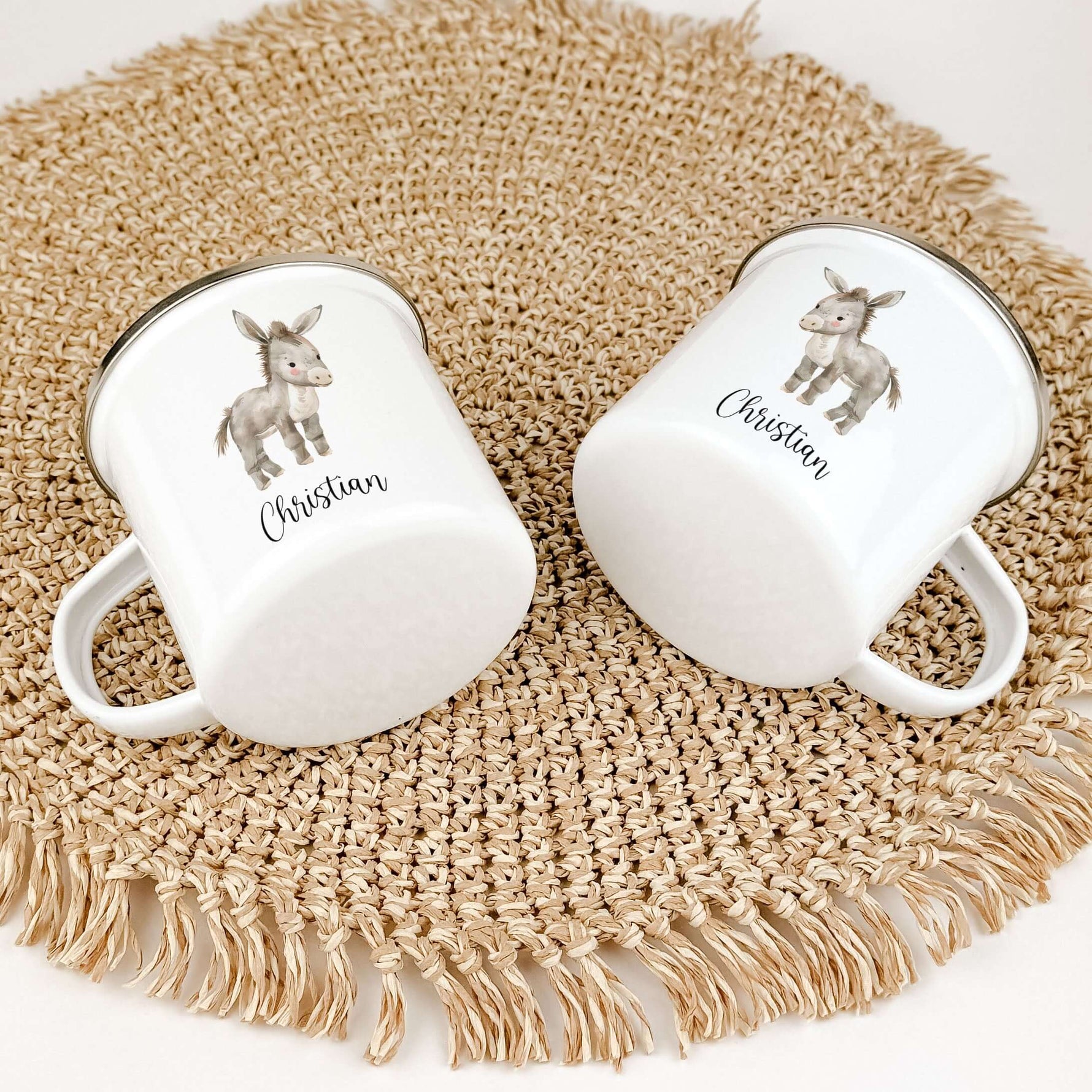 Emaille Tasse Esel-famprints-Emaille Tasse-Entdecke die zauberhafte Emaille Tasse Esel von famprints – das perfekte Geschenk für kleine Entdecker! Diese personalisierte Tasse bringt mit ihrem süßen Aquarell-Esel nicht nur Freude ins Kinderzimmer, sondern