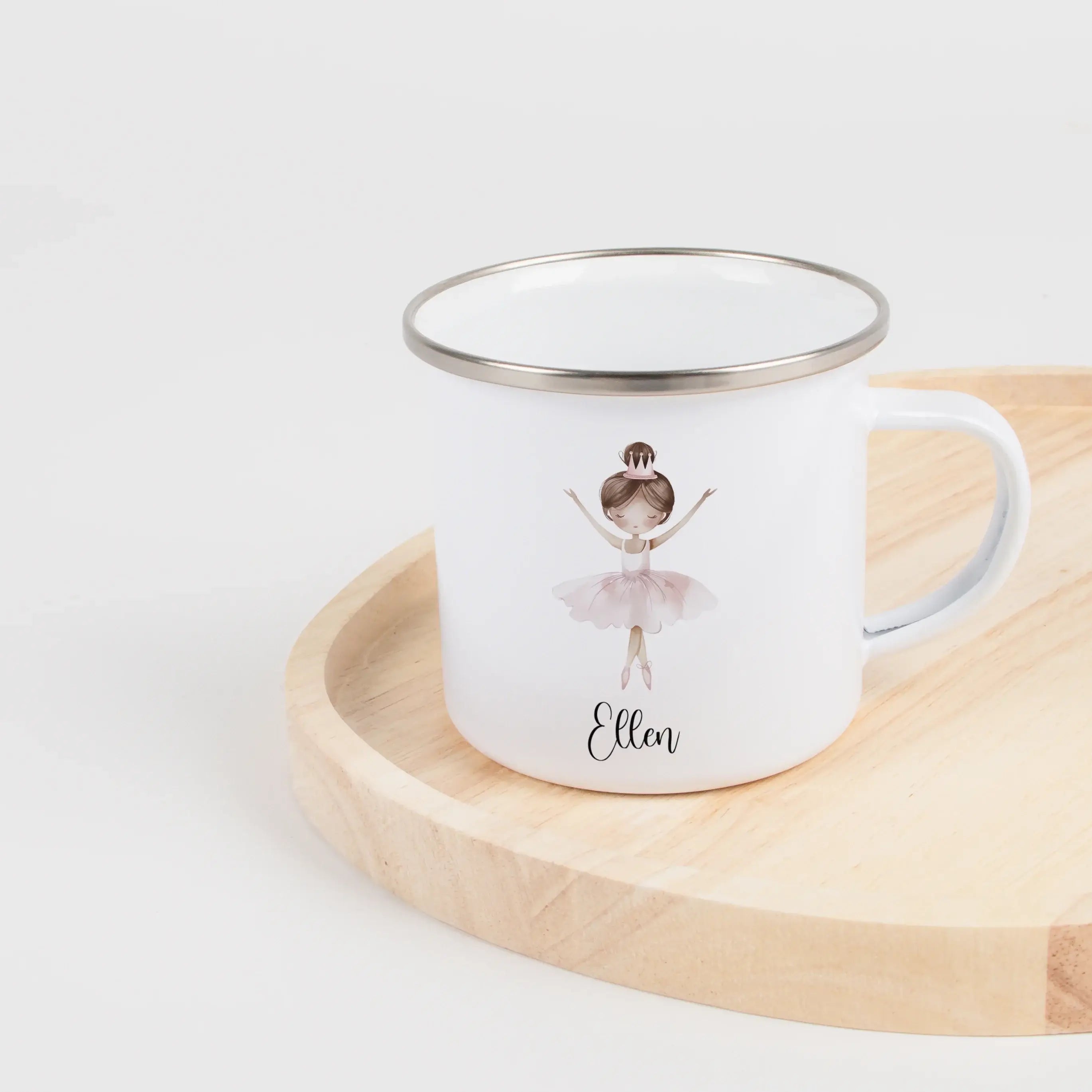 Emaille Tasse Ballerina-Emaille Tasse-famprints-Die Emaille Tasse Ballerina von famprints verwandelt einen alltäglichen Begleiter in ein persönliches Geschenk, das Kinderherzen höherschlagen lässt. Die acht liebevoll gestalteten Wasserfarben-Ballerinas wi