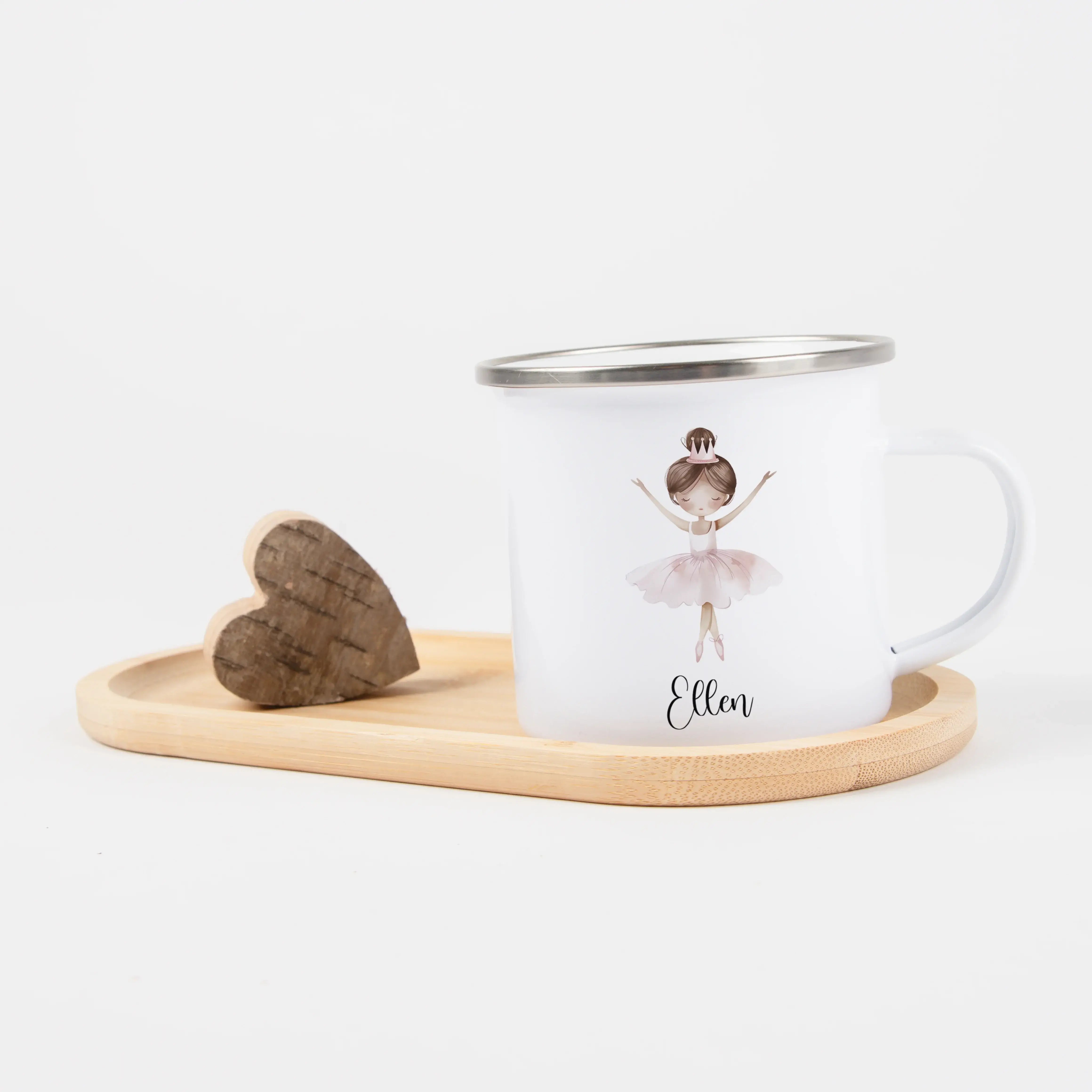 Emaille Tasse Ballerina-Emaille Tasse-famprints-Die Emaille Tasse Ballerina von famprints verwandelt einen alltäglichen Begleiter in ein persönliches Geschenk, das Kinderherzen höherschlagen lässt. Die acht liebevoll gestalteten Wasserfarben-Ballerinas wi