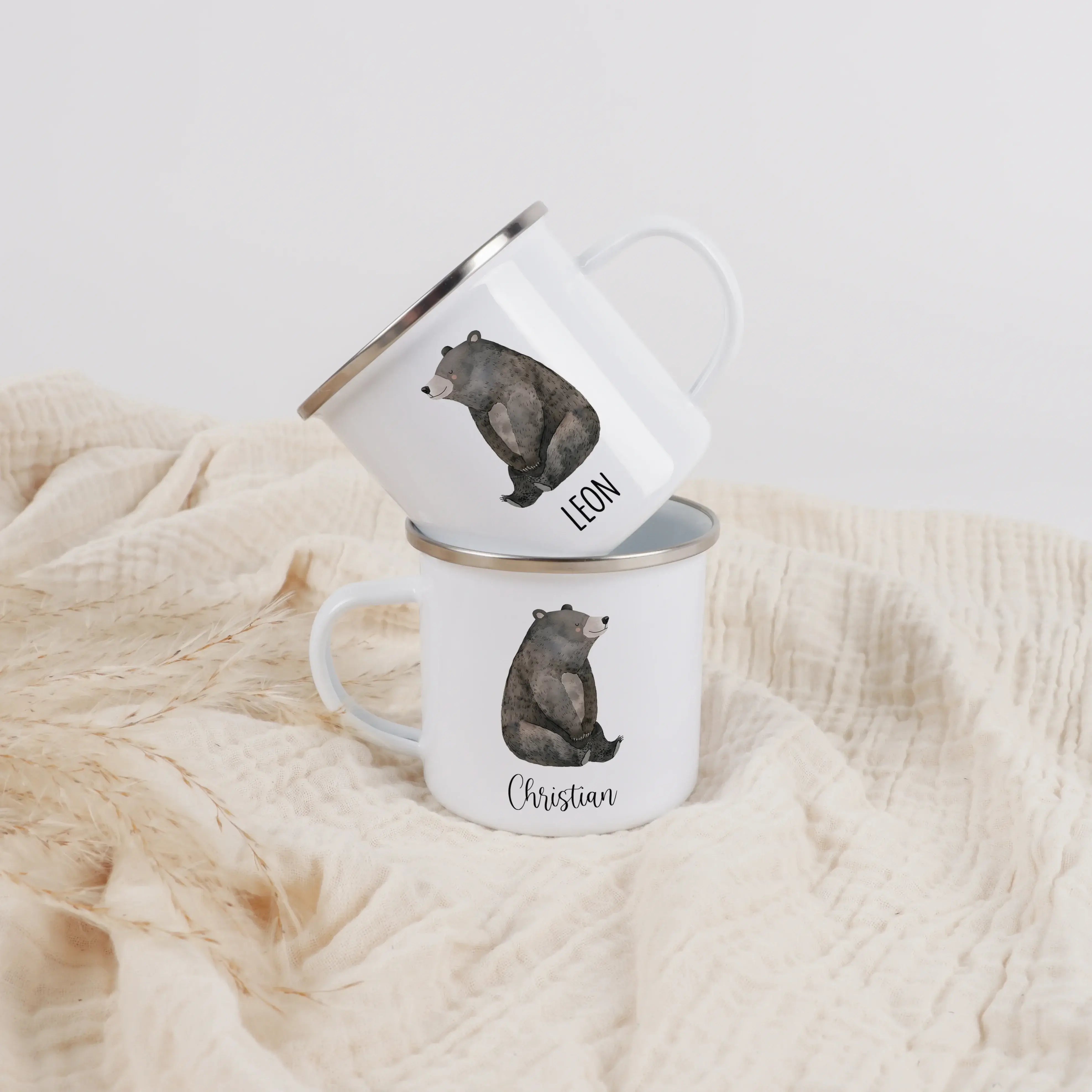 Emaille Tasse Bär No1-Emaille Tasse-famprints-Die Emaille Tasse Bär No1 ist eine liebevoll personalisierte Tasse für Kinder, die den Alltag ein kleines Stück besonderer macht. Das freundliche Bärenmotiv im sanften Aquarellstil wird mit deinem Wunschnamen