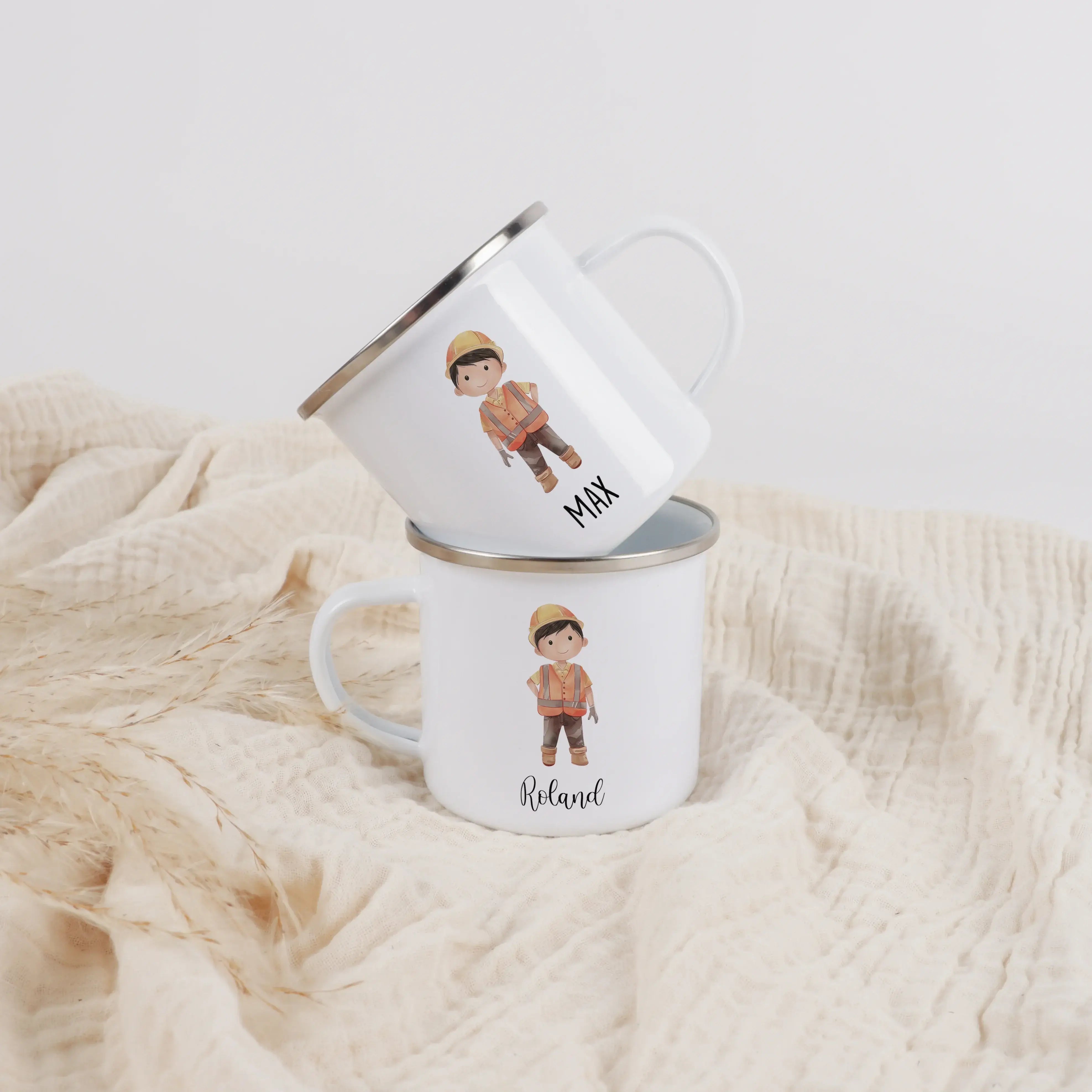 Emaille Tasse Bauarbeiter-Emaille Tasse-famprints-Die Emaille Tasse Bauarbeiter ist ein personalisiertes Geschenk für alle, die Baustellen lieben und etwas Eigenes im Alltag nutzen möchten. Mit deinem Wunschnamen bedruckt und einem liebevoll gestalteten B