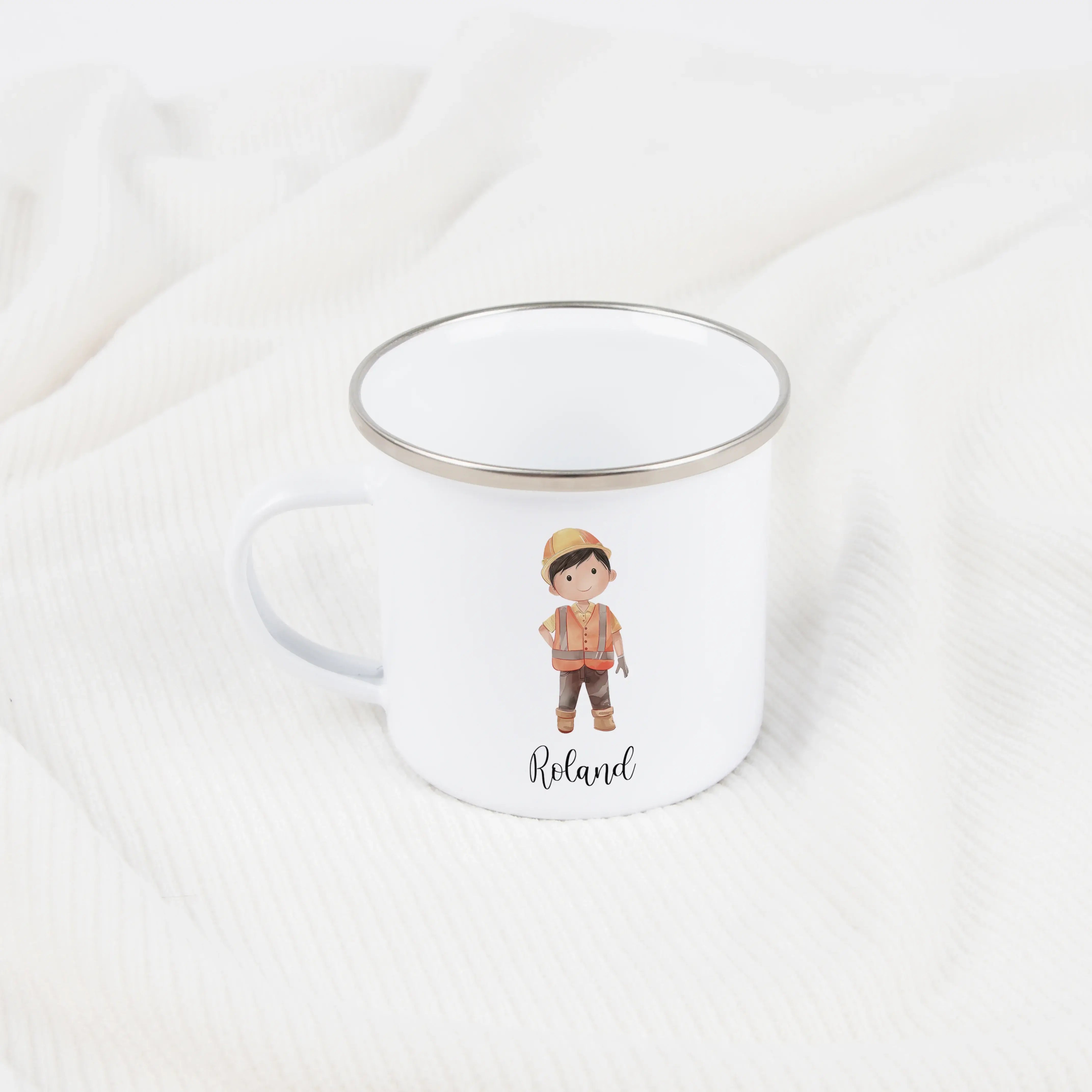 Emaille Tasse Bauarbeiter-Emaille Tasse-famprints-Die Emaille Tasse Bauarbeiter ist ein personalisiertes Geschenk für alle, die Baustellen lieben und etwas Eigenes im Alltag nutzen möchten. Mit deinem Wunschnamen bedruckt und einem liebevoll gestalteten B