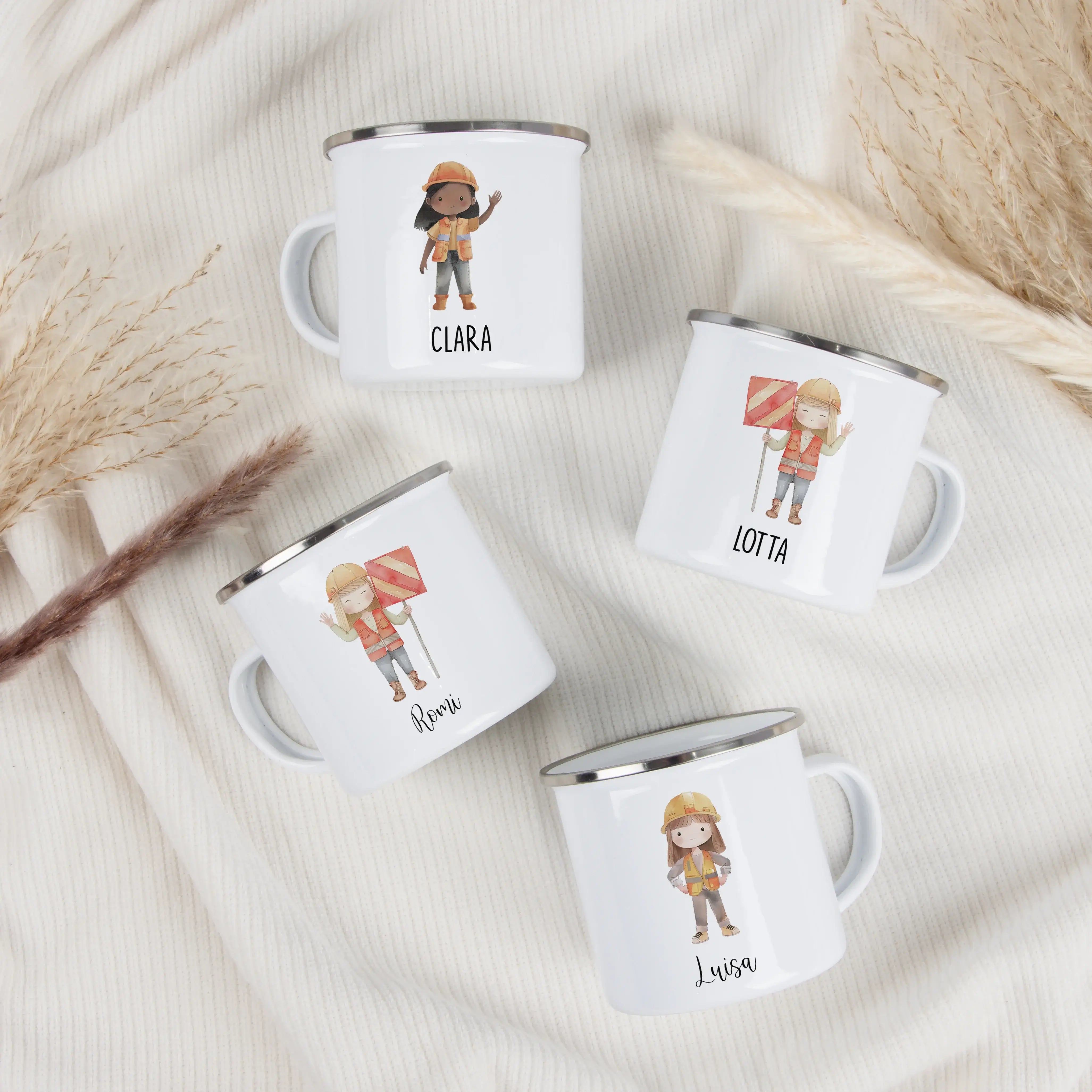 Emaille Tasse Bauarbeiterin-Emaille Tasse-famprints-Die Emaille Tasse Bauarbeiterin von famprints ist ein liebevoll gestaltetes Geschenk für Kinder, die Baustellen, Fahrzeuge und kreative Rollenspiele lieben. Das detailreiche Motiv zeigt eine fröhliche Ba