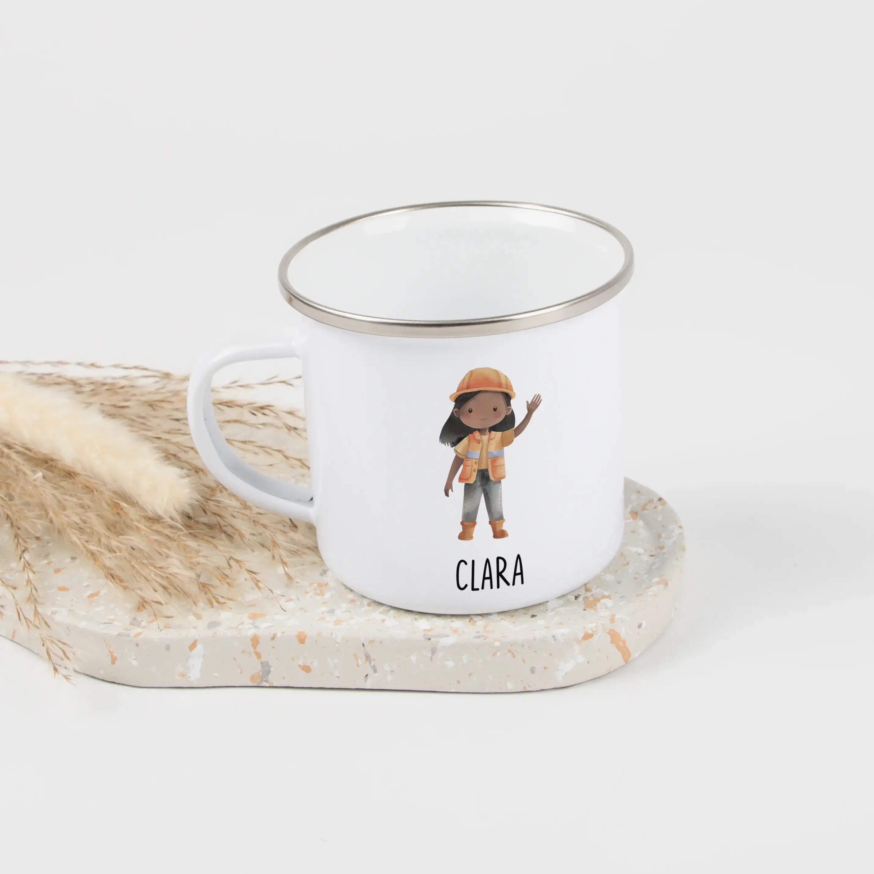 Emaille Tasse Bauarbeiterin-Emaille Tasse-famprints-Die Emaille Tasse Bauarbeiterin von famprints ist ein liebevoll gestaltetes Geschenk für Kinder, die Baustellen, Fahrzeuge und kreative Rollenspiele lieben. Das detailreiche Motiv zeigt eine fröhliche Ba