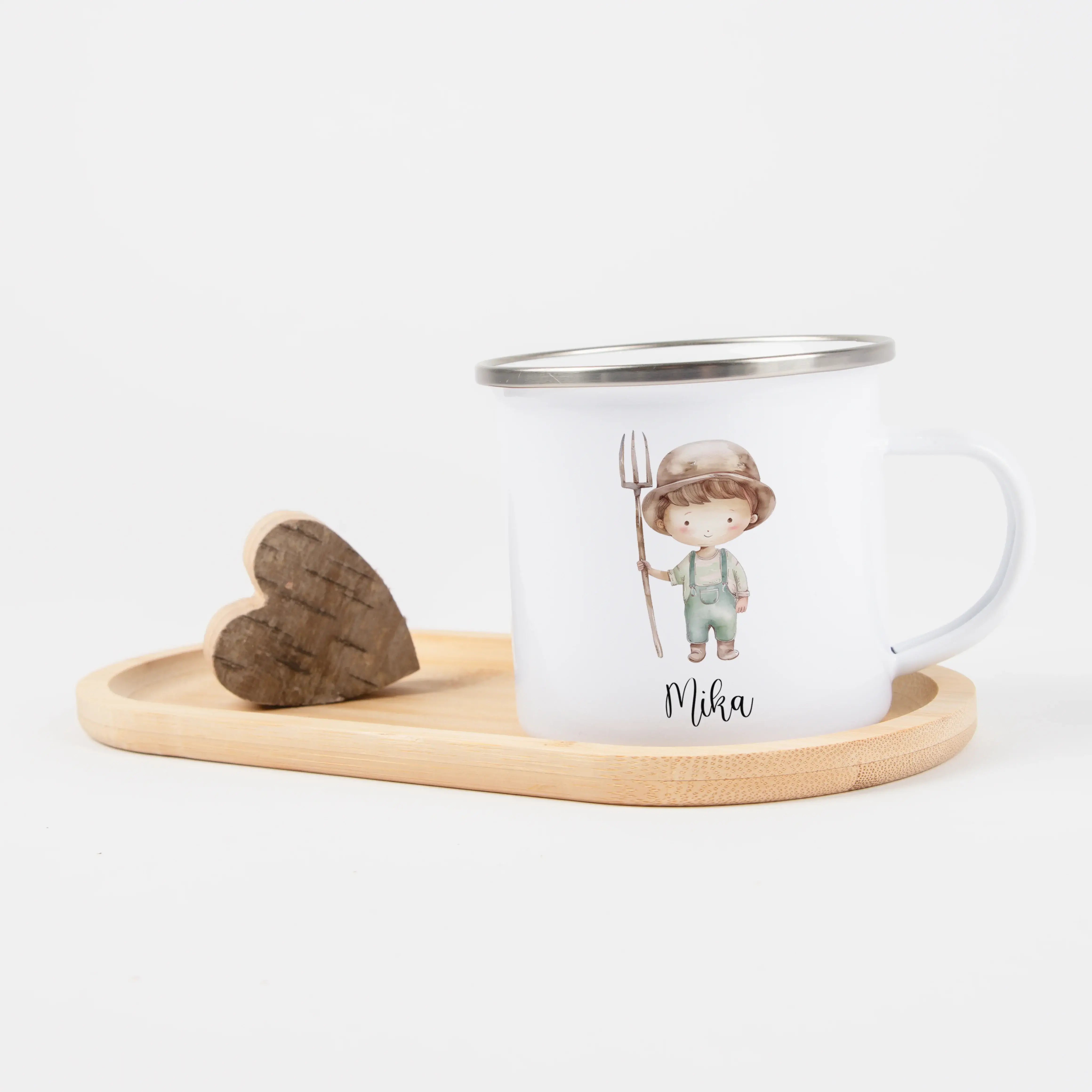 Emaille Tasse Bauer-Emaille Tasse-famprints-Die Emaille Tasse Bauer von famprints verbindet liebevolle Illustration mit persönlicher Gestaltung und wird so zu einem Geschenk, das kleine Bauernhof-Fans wirklich begeistert. Auf der leichten Emaille Tasse ze