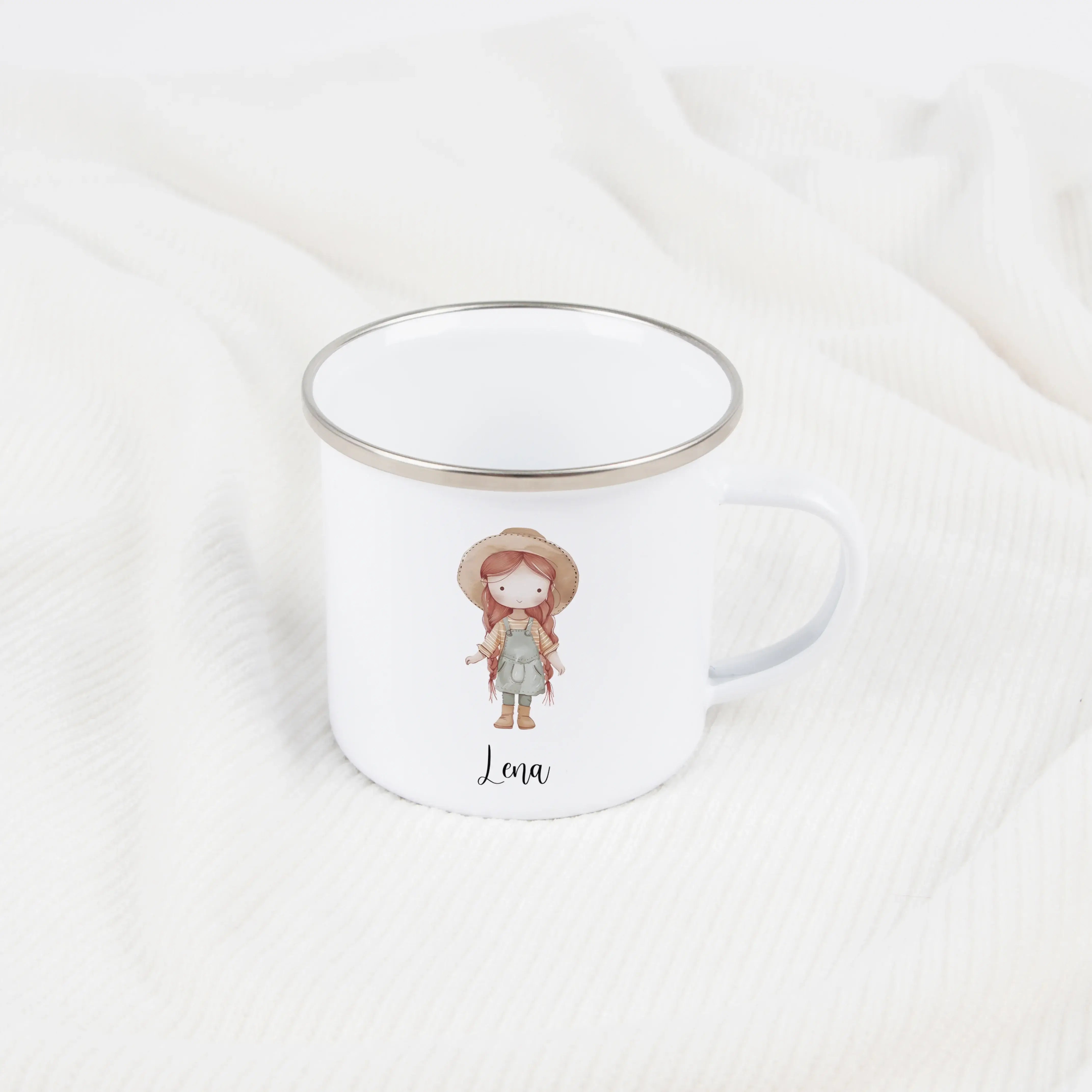 Emaille Tasse Bäuerin-Emaille Tasse-famprints-Die Emaille Tasse Bäuerin von famprints bringt ein liebevoll gestaltetes Motiv direkt in deinen Alltag. Unser Aquarell-Design zeigt eine kleine Bäuerin, die mit warmen Farben und feinen Details für ein fröhlic