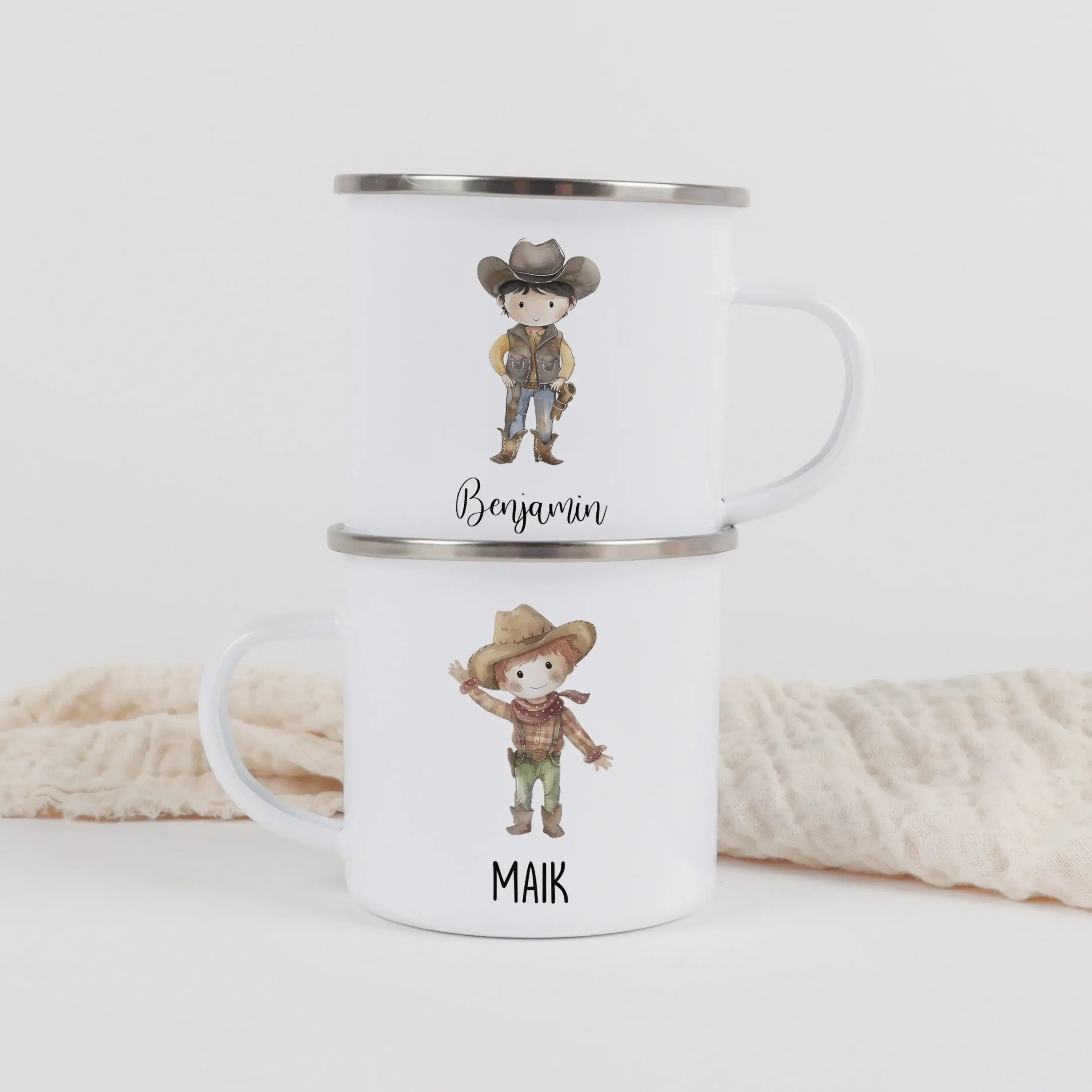 Emaille Tasse Cowboy-Emaille Tasse-famprints-Diese Emaille Tasse Cowboy von famprints ist mehr als nur ein Trinkbecher – sie ist ein persönliches Geschenk mit Charakter. Das liebevoll illustrierte Cowboy-Motiv im sanften Aquarellstil spricht Kinder ebenso