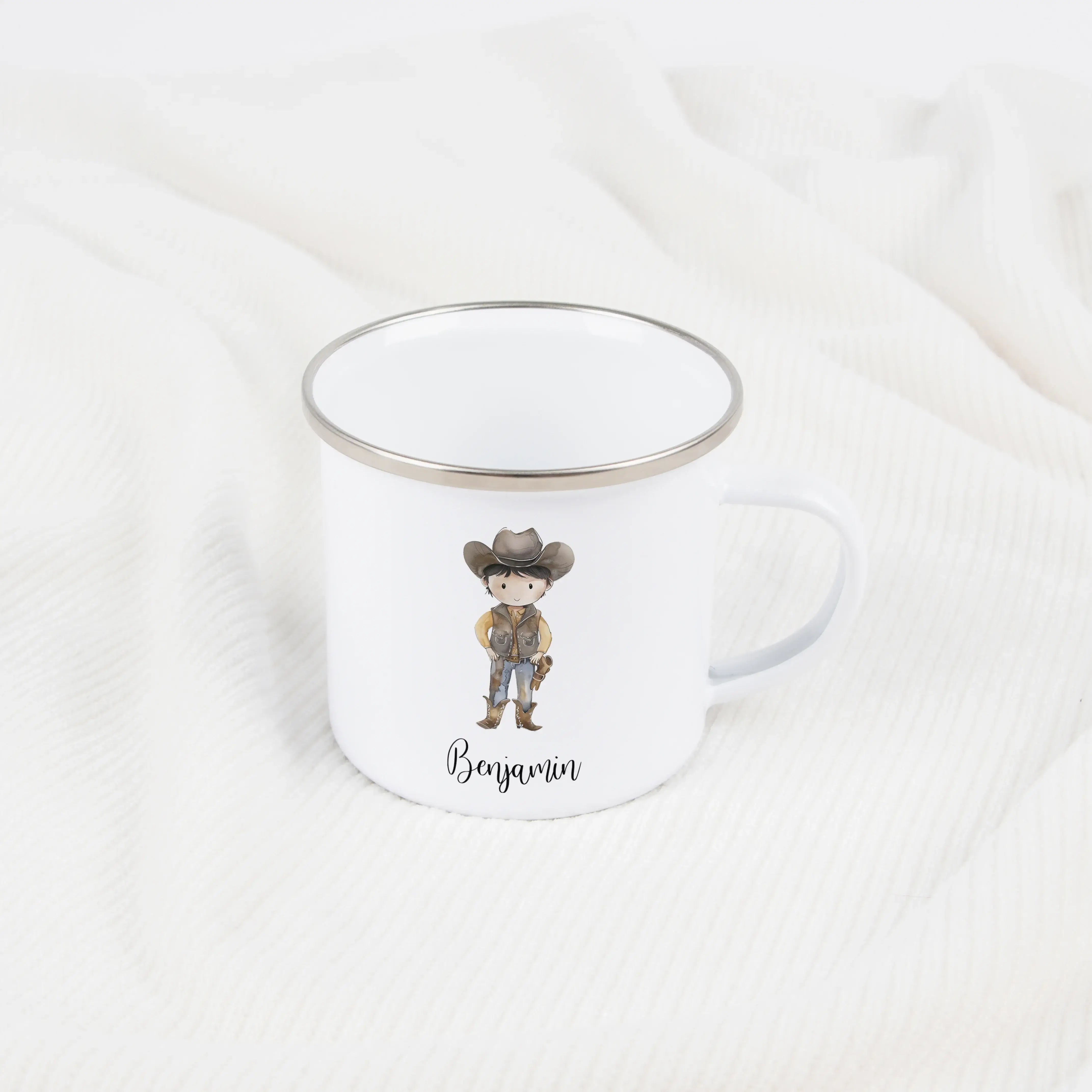 Emaille Tasse Cowboy-Emaille Tasse-famprints-Diese Emaille Tasse Cowboy von famprints ist mehr als nur ein Trinkbecher – sie ist ein persönliches Geschenk mit Charakter. Das liebevoll illustrierte Cowboy-Motiv im sanften Aquarellstil spricht Kinder ebenso