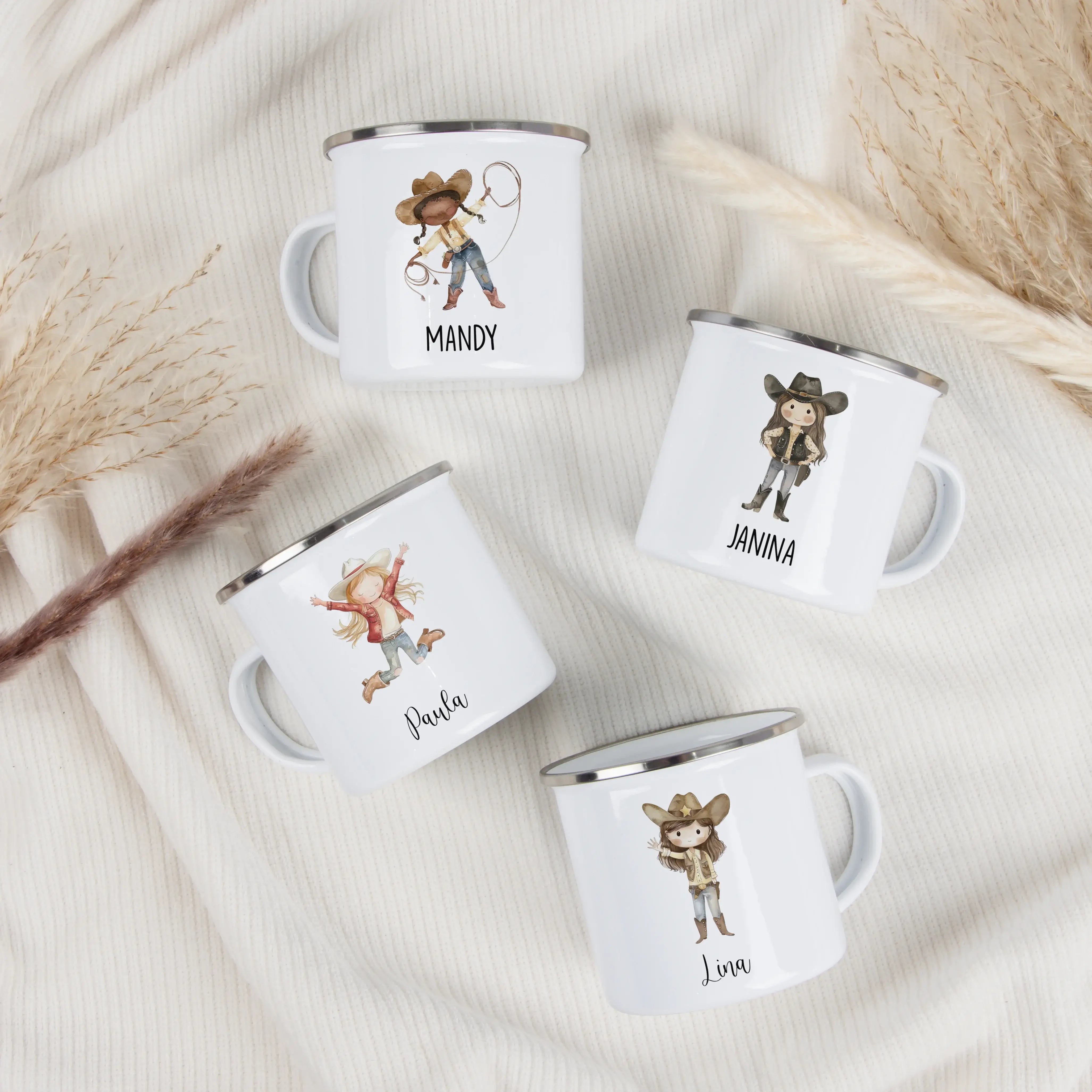 Emaille Tasse Cowgirl-Emaille Tasse-famprints-Die Emaille Tasse Cowgirl von famprints bringt kleine Abenteurerinnen zum Strahlen und verwandelt jedes Getränk in einen persönlichen Moment. Mit deinem Wunschnamen gestaltet, entsteht ein liebevolles Unikat,