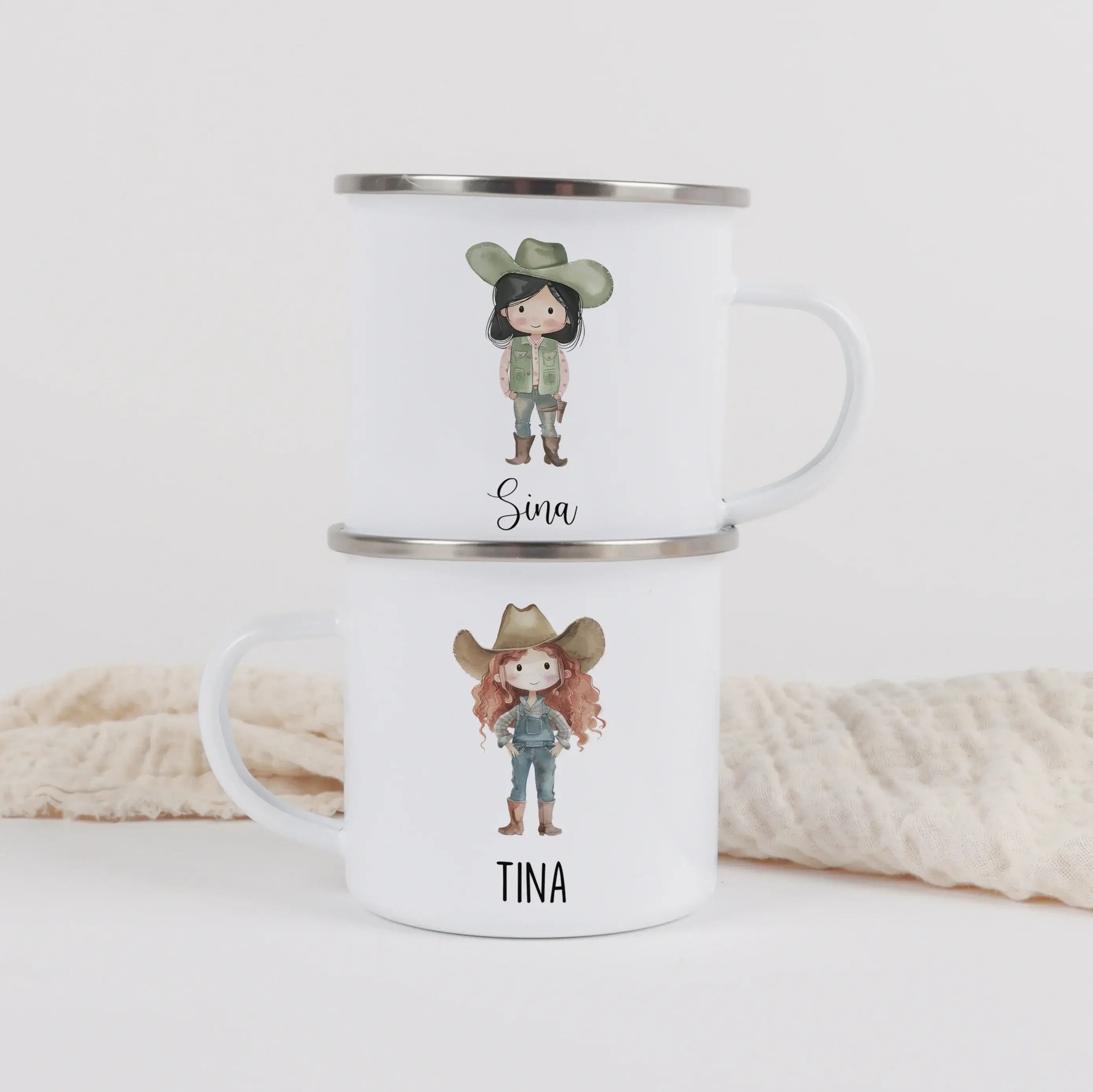 Emaille Tasse Cowgirl-Emaille Tasse-famprints-Die Emaille Tasse Cowgirl von famprints bringt kleine Abenteurerinnen zum Strahlen und verwandelt jedes Getränk in einen persönlichen Moment. Mit deinem Wunschnamen gestaltet, entsteht ein liebevolles Unikat,