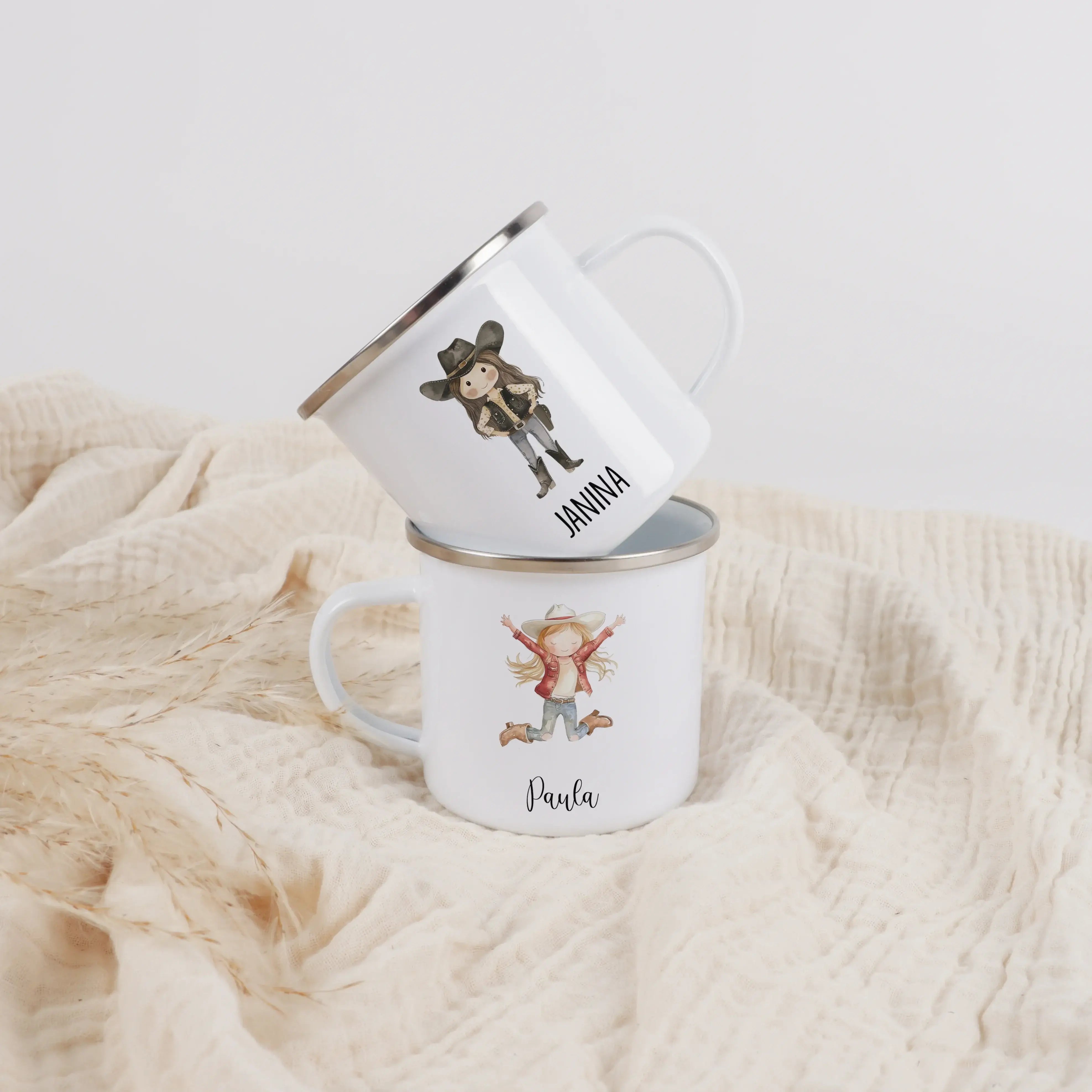 Emaille Tasse Cowgirl-Emaille Tasse-famprints-Die Emaille Tasse Cowgirl von famprints bringt kleine Abenteurerinnen zum Strahlen und verwandelt jedes Getränk in einen persönlichen Moment. Mit deinem Wunschnamen gestaltet, entsteht ein liebevolles Unikat,