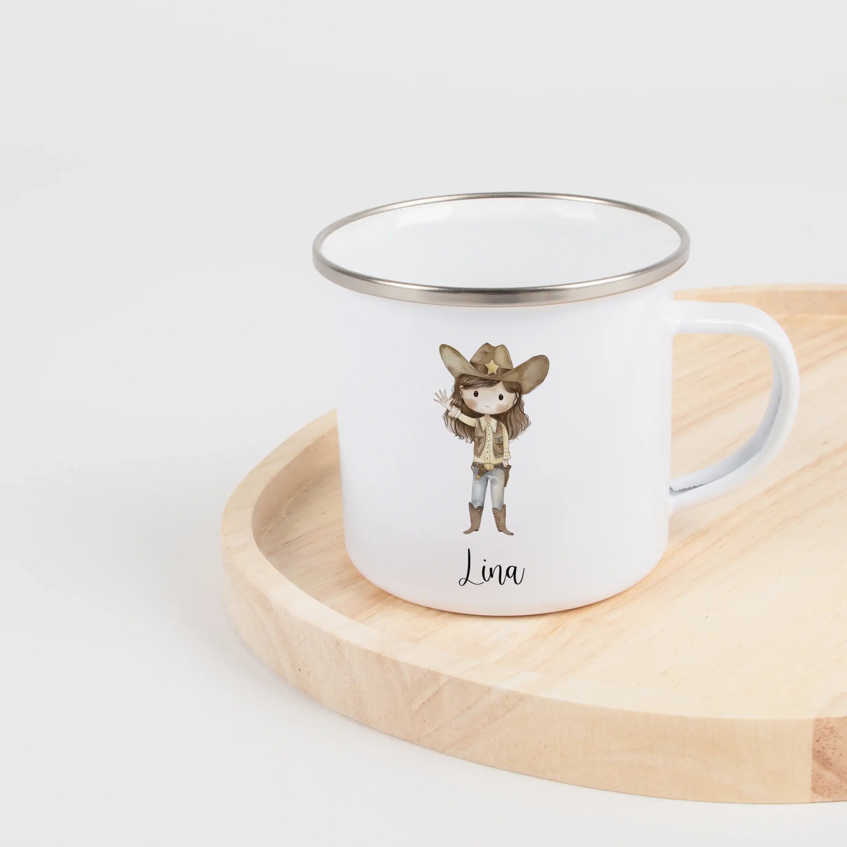 Emaille Tasse Cowgirl-Emaille Tasse-famprints-Die Emaille Tasse Cowgirl von famprints bringt kleine Abenteurerinnen zum Strahlen und verwandelt jedes Getränk in einen persönlichen Moment. Mit deinem Wunschnamen gestaltet, entsteht ein liebevolles Unikat,