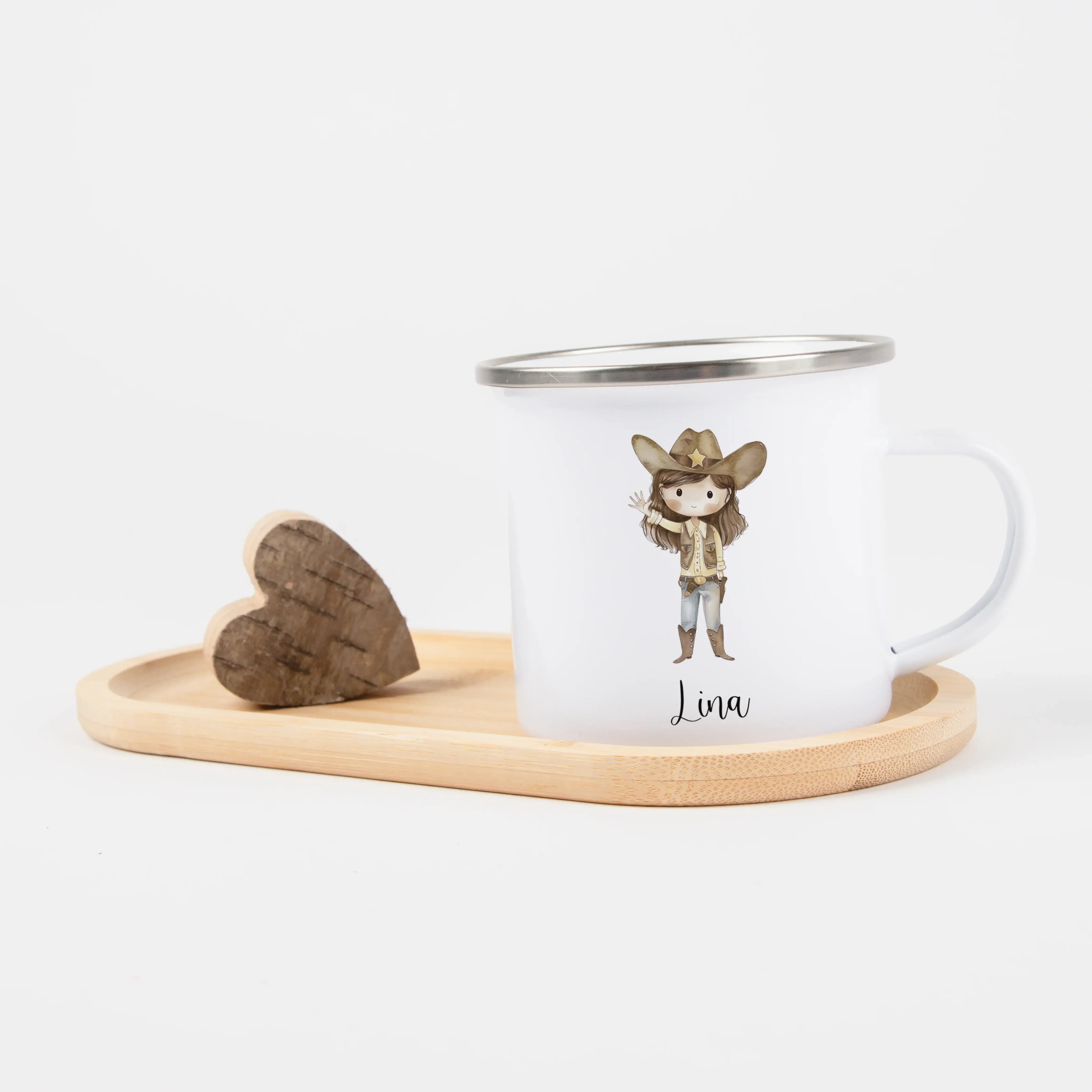 Emaille Tasse Cowgirl-Emaille Tasse-famprints-Die Emaille Tasse Cowgirl von famprints bringt kleine Abenteurerinnen zum Strahlen und verwandelt jedes Getränk in einen persönlichen Moment. Mit deinem Wunschnamen gestaltet, entsteht ein liebevolles Unikat,