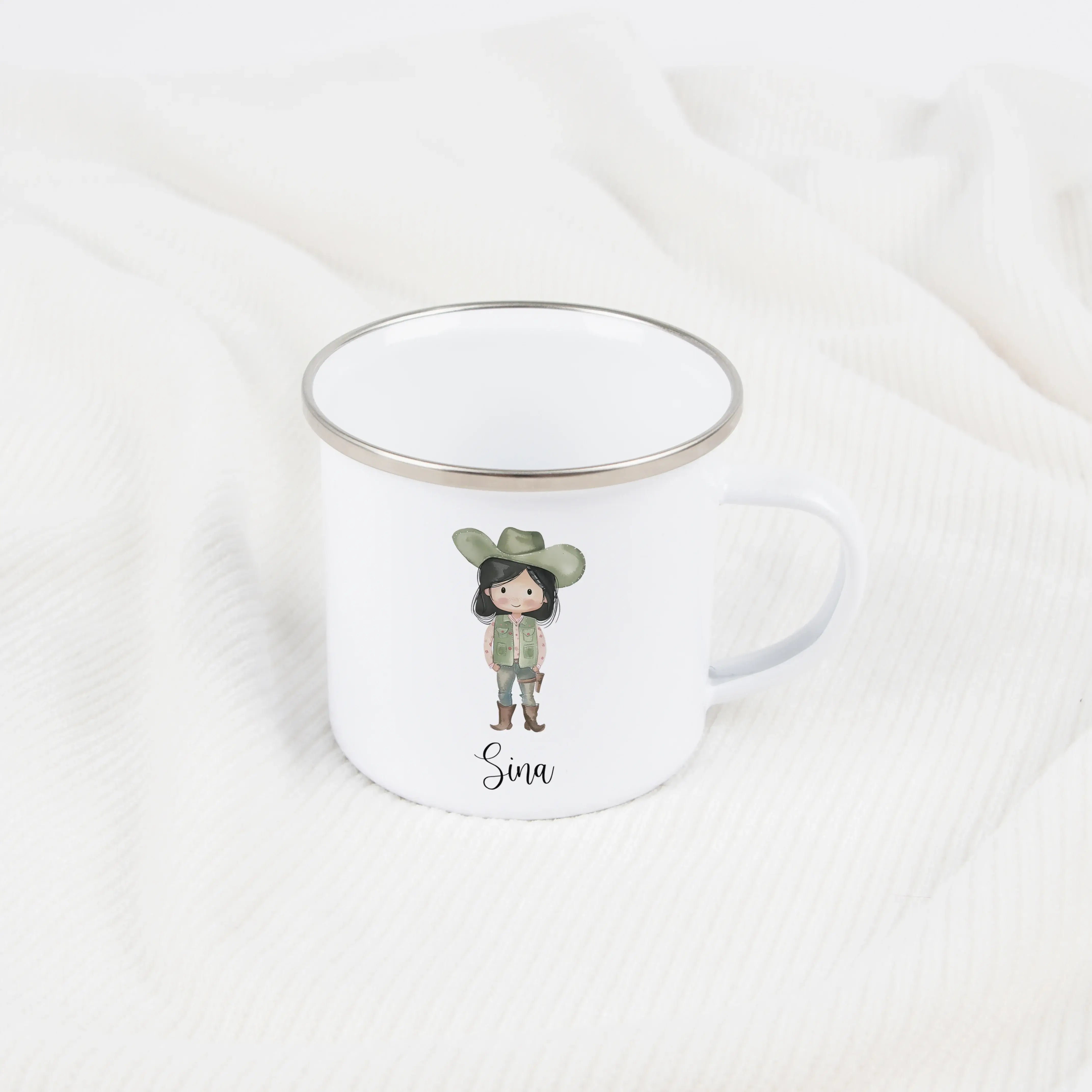Emaille Tasse Cowgirl-Emaille Tasse-famprints-Die Emaille Tasse Cowgirl von famprints bringt kleine Abenteurerinnen zum Strahlen und verwandelt jedes Getränk in einen persönlichen Moment. Mit deinem Wunschnamen gestaltet, entsteht ein liebevolles Unikat,