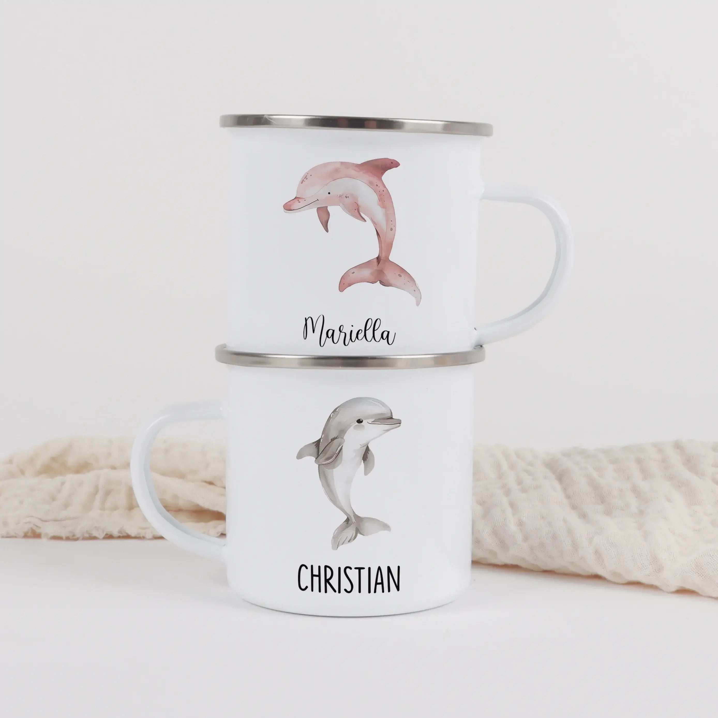 Emaille Tasse Delfin-Emaille Tasse-famprints-Die Emaille Tasse Delfin von famprints verbindet liebevolles Design mit persönlicher Note und wird so schnell zum täglichen Begleiter im Kinderzimmer. Der sanfte Delfin in Aquarell-Optik wirkt wie aus einem Bil