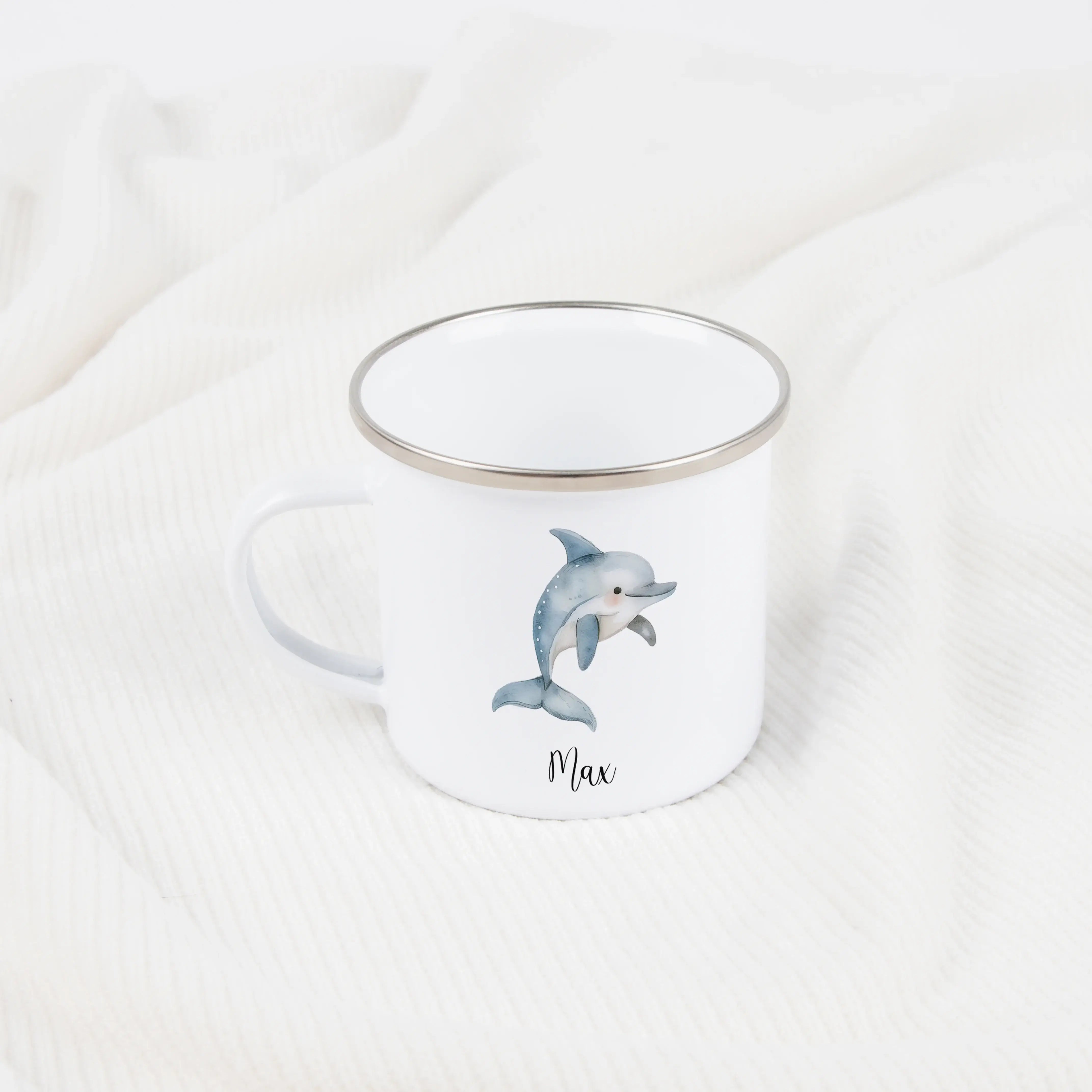 Emaille Tasse Delfin-Emaille Tasse-famprints-Die Emaille Tasse Delfin von famprints verbindet liebevolles Design mit persönlicher Note und wird so schnell zum täglichen Begleiter im Kinderzimmer. Der sanfte Delfin in Aquarell-Optik wirkt wie aus einem Bil