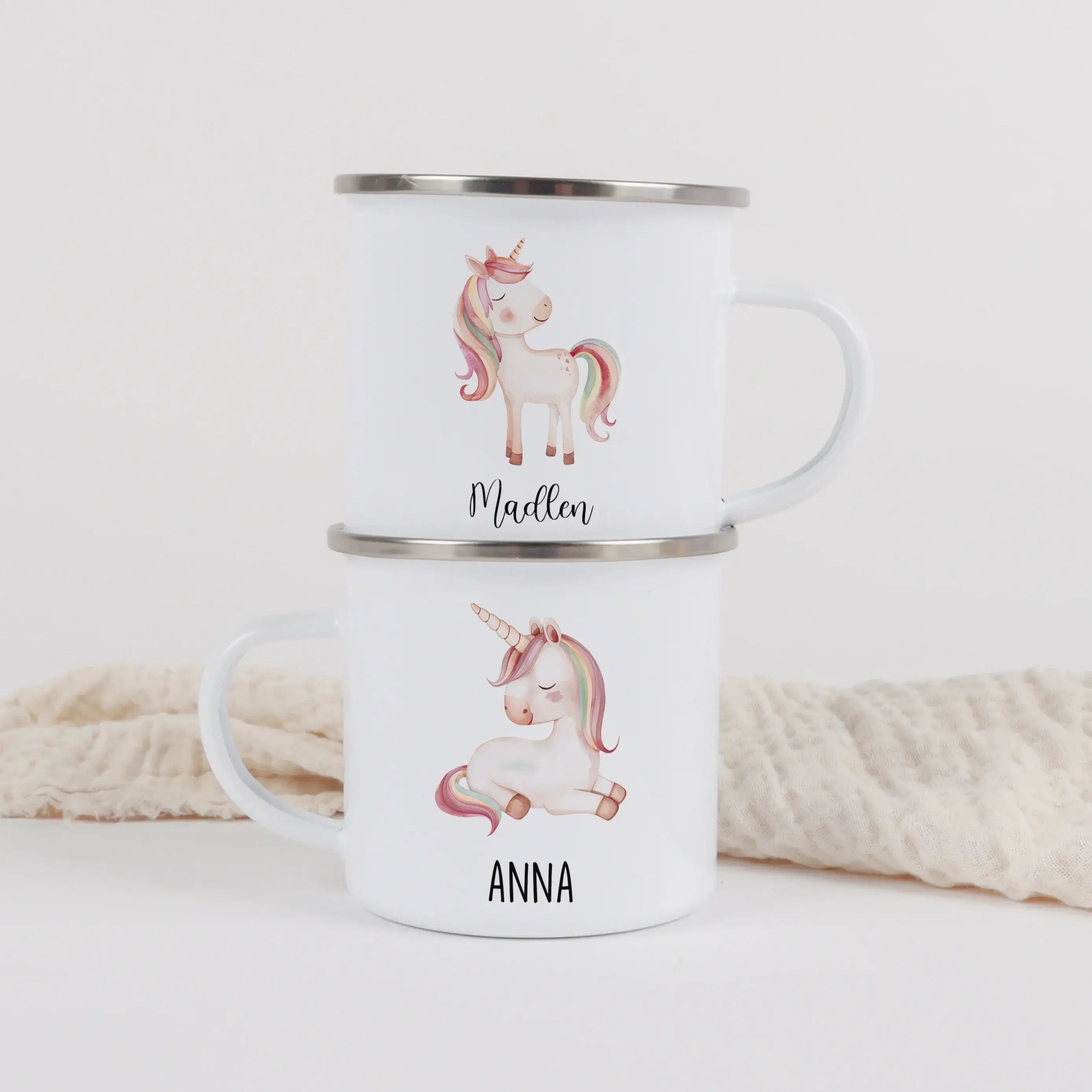 Emaille Tasse Einhorn-Emaille Tasse-famprints-Die Emaille Tasse Einhorn von famprints verbindet kindliche Fantasie mit persönlicher Bedeutung und wird so zu einem Geschenk, das kleine Herzen zum Strahlen bringt. Jede Tasse zeigt ein liebevoll gestaltetes