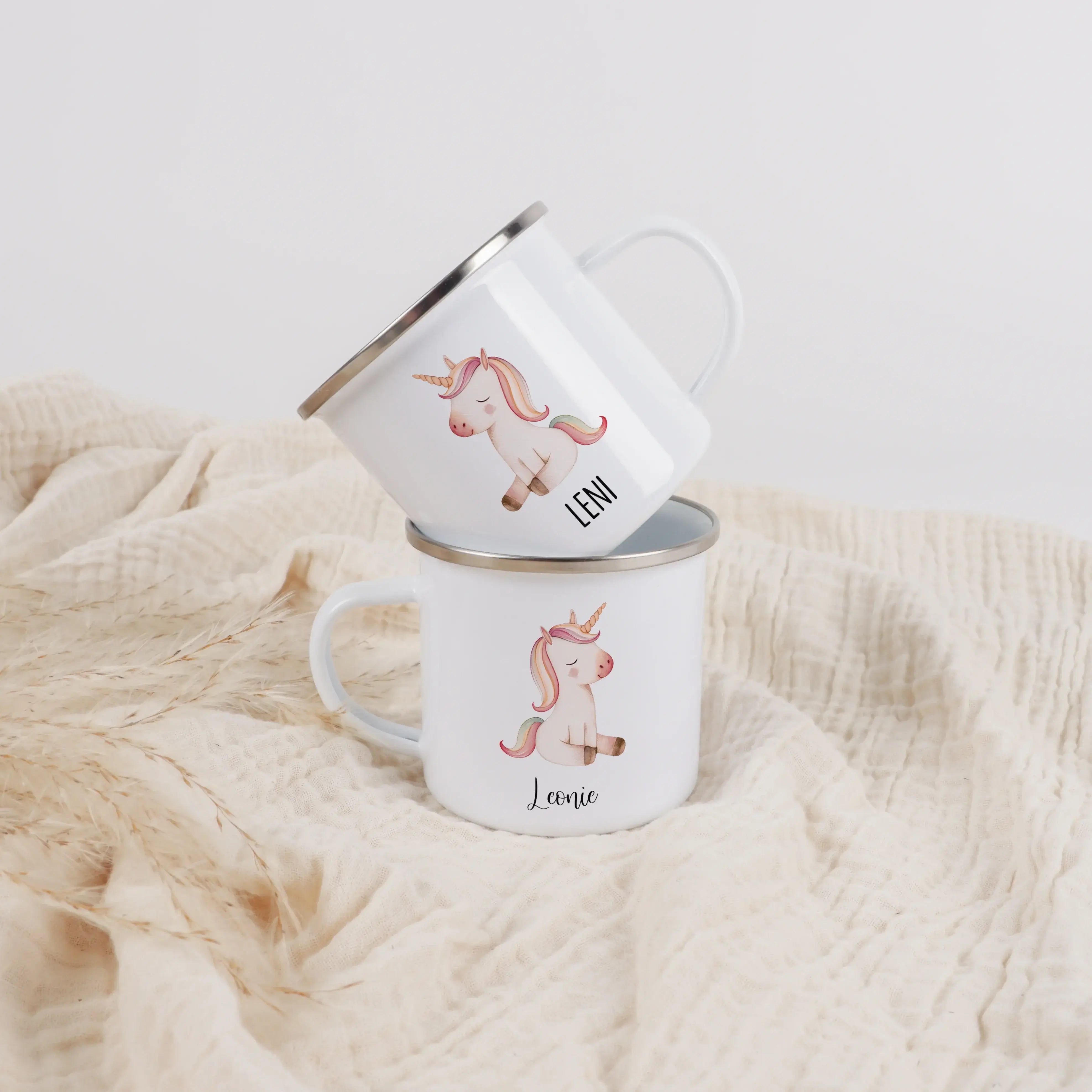 Emaille Tasse Einhorn-Emaille Tasse-famprints-Die Emaille Tasse Einhorn von famprints verbindet kindliche Fantasie mit persönlicher Bedeutung und wird so zu einem Geschenk, das kleine Herzen zum Strahlen bringt. Jede Tasse zeigt ein liebevoll gestaltetes