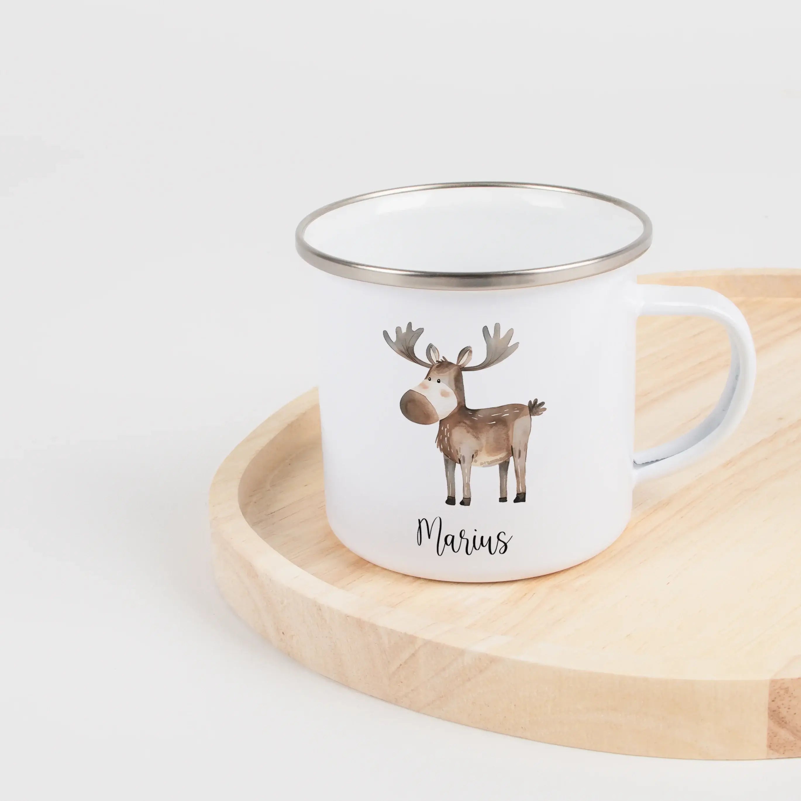 Emaille Tasse Elch-Emaille Tasse-famprints-Die Emaille Tasse Elch von famprints ist ein liebevolles Geschenk für Kinder, das Alltag und Fantasie miteinander verbindet. Das zarte Aquarellmotiv mit dem freundlichen Elch wirkt warm und kindgerecht und lässt