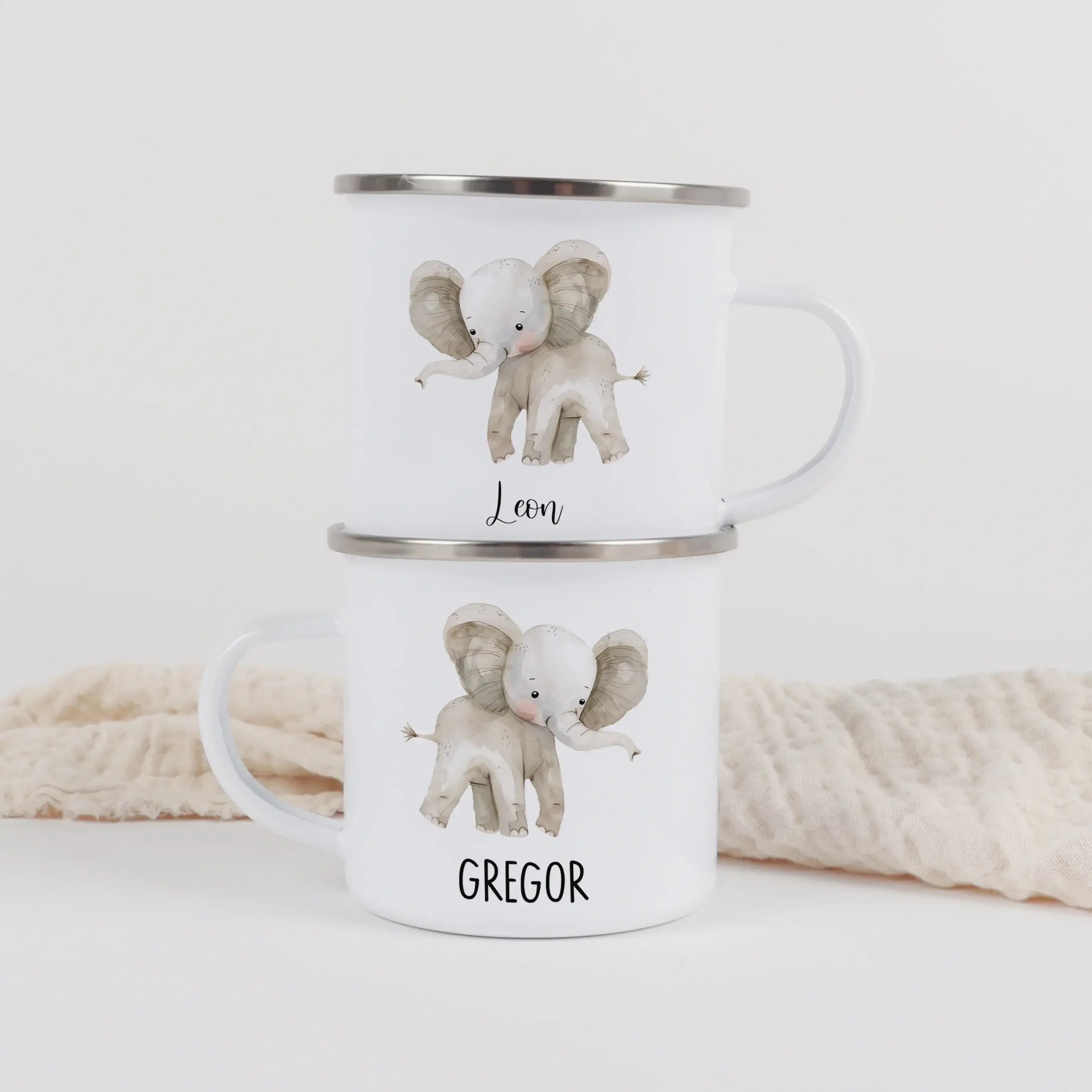 Emaille Tasse Elefant-Emaille Tasse-famprints-Die Emaille Tasse Elefant von famprints verwandelt deinen Lieblingsmoment in ein persönliches Geschenk, das Kinder wie Erwachsene gleichermaßen begeistert. Der sanfte Elefant im Aquarellstil kombiniert mit dei
