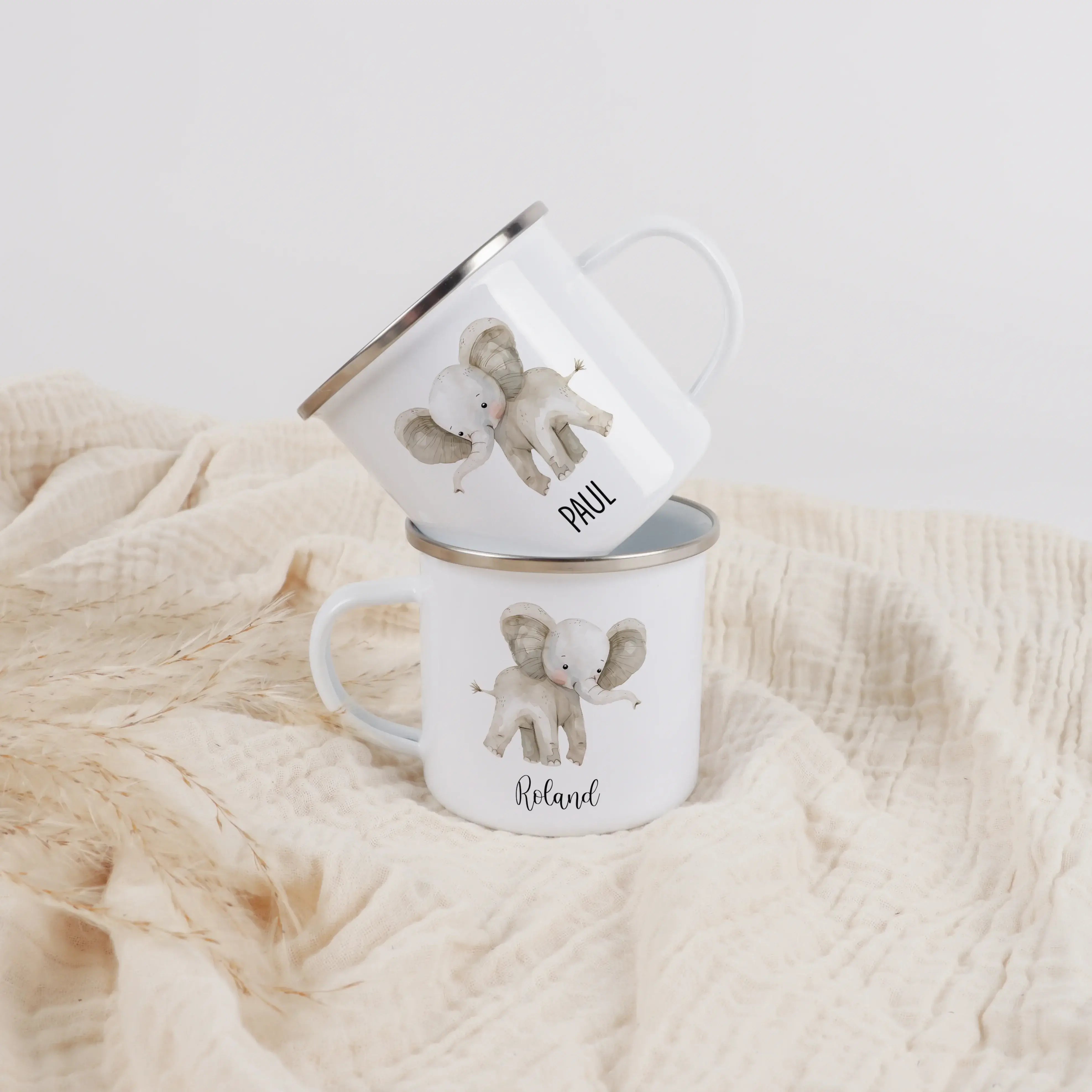 Emaille Tasse Elefant-Emaille Tasse-famprints-Die Emaille Tasse Elefant von famprints verwandelt deinen Lieblingsmoment in ein persönliches Geschenk, das Kinder wie Erwachsene gleichermaßen begeistert. Der sanfte Elefant im Aquarellstil kombiniert mit dei