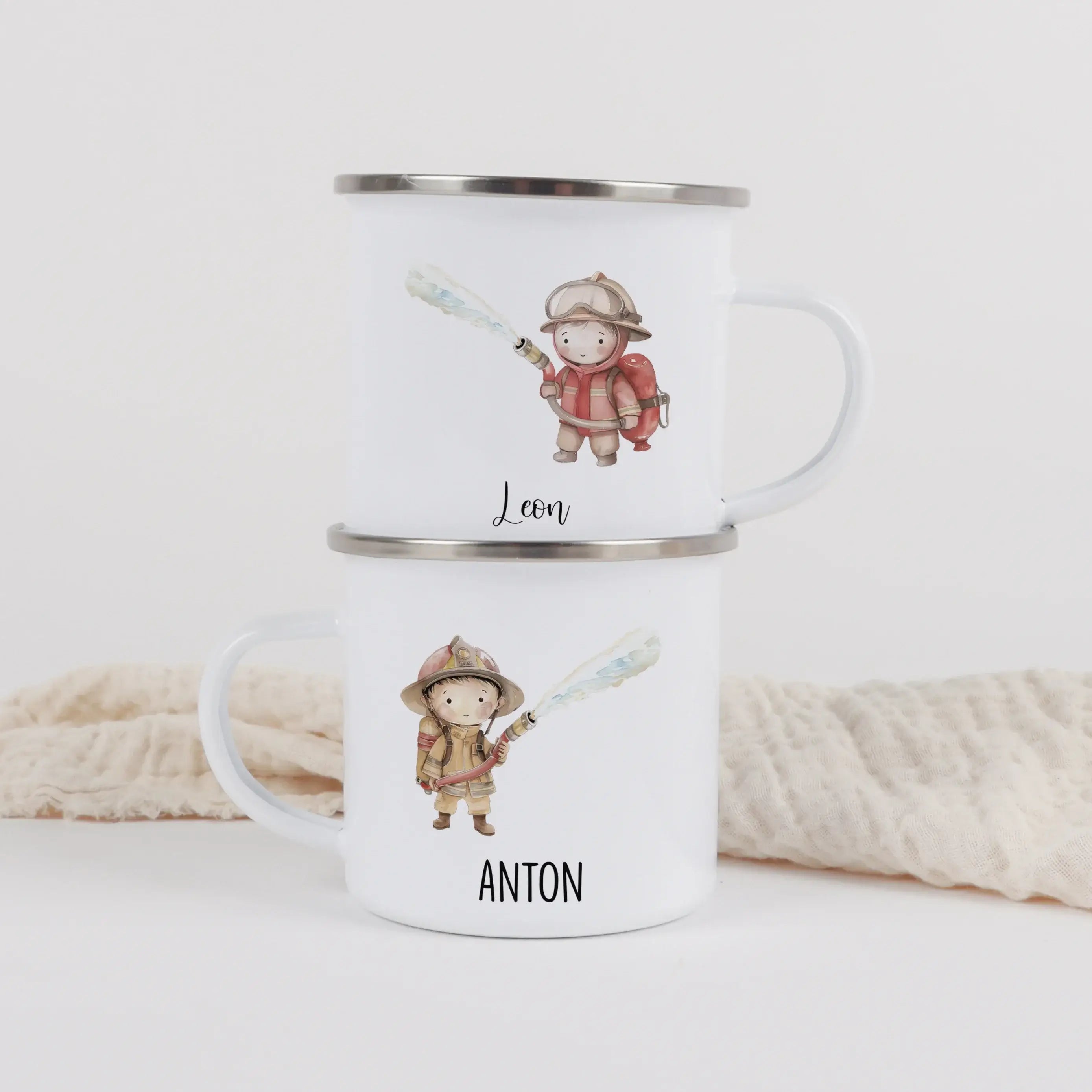 Emaille Tasse Feuerwehrmann-Emaille Tasse-famprints-Die Emaille Tasse Feuerwehrmann von famprints ist ein liebevoll gestaltetes Geschenk für Kinder, die Feuerwehrhelden, Einsatzfahrzeuge und mutige Abenteuer mögen. Zur Auswahl stehen zwei Feuerwehrmänner