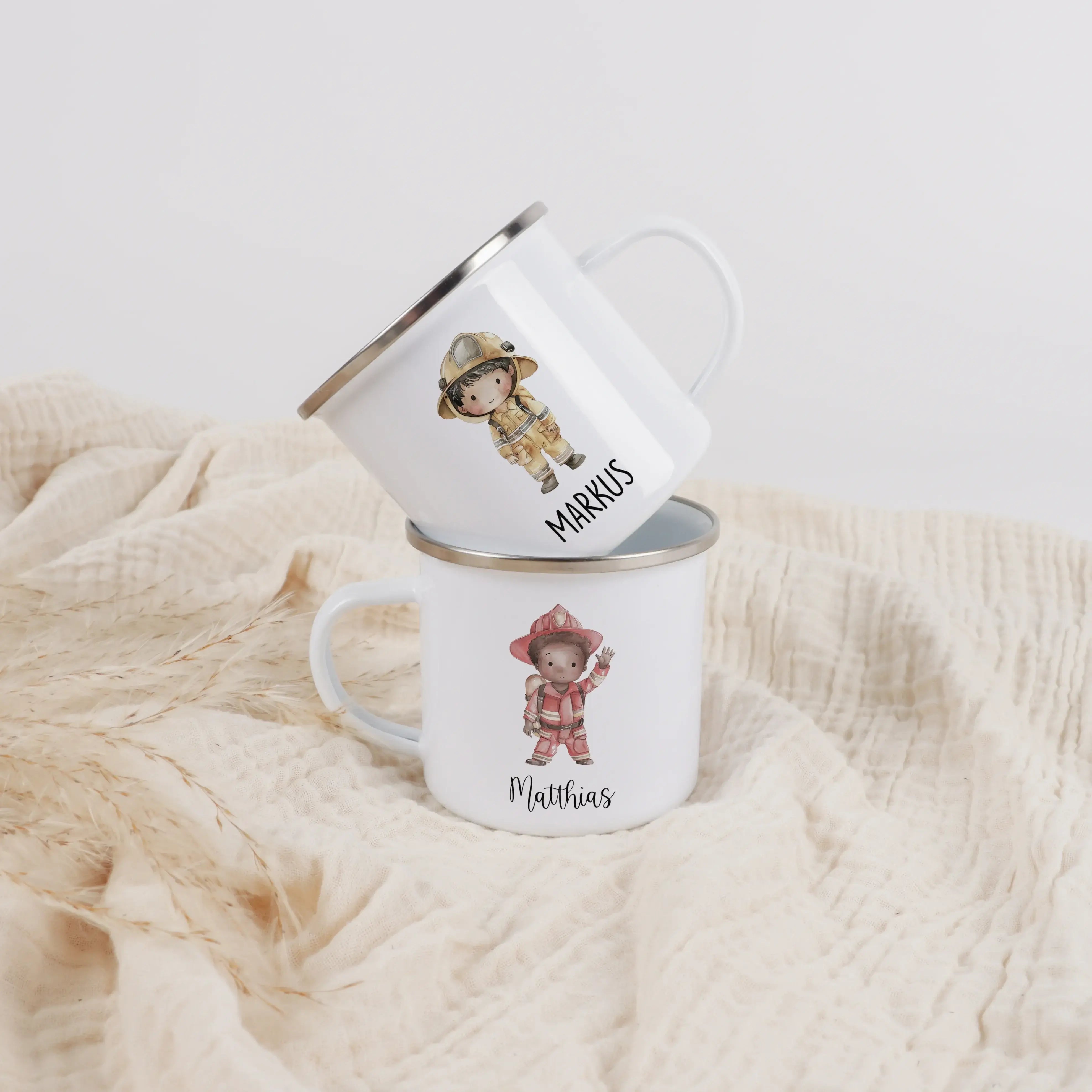Emaille Tasse Feuerwehrmann-Emaille Tasse-famprints-Die Emaille Tasse Feuerwehrmann von famprints ist ein liebevoll gestaltetes Geschenk für Kinder, die Feuerwehrhelden, Einsatzfahrzeuge und mutige Abenteuer mögen. Zur Auswahl stehen zwei Feuerwehrmänner